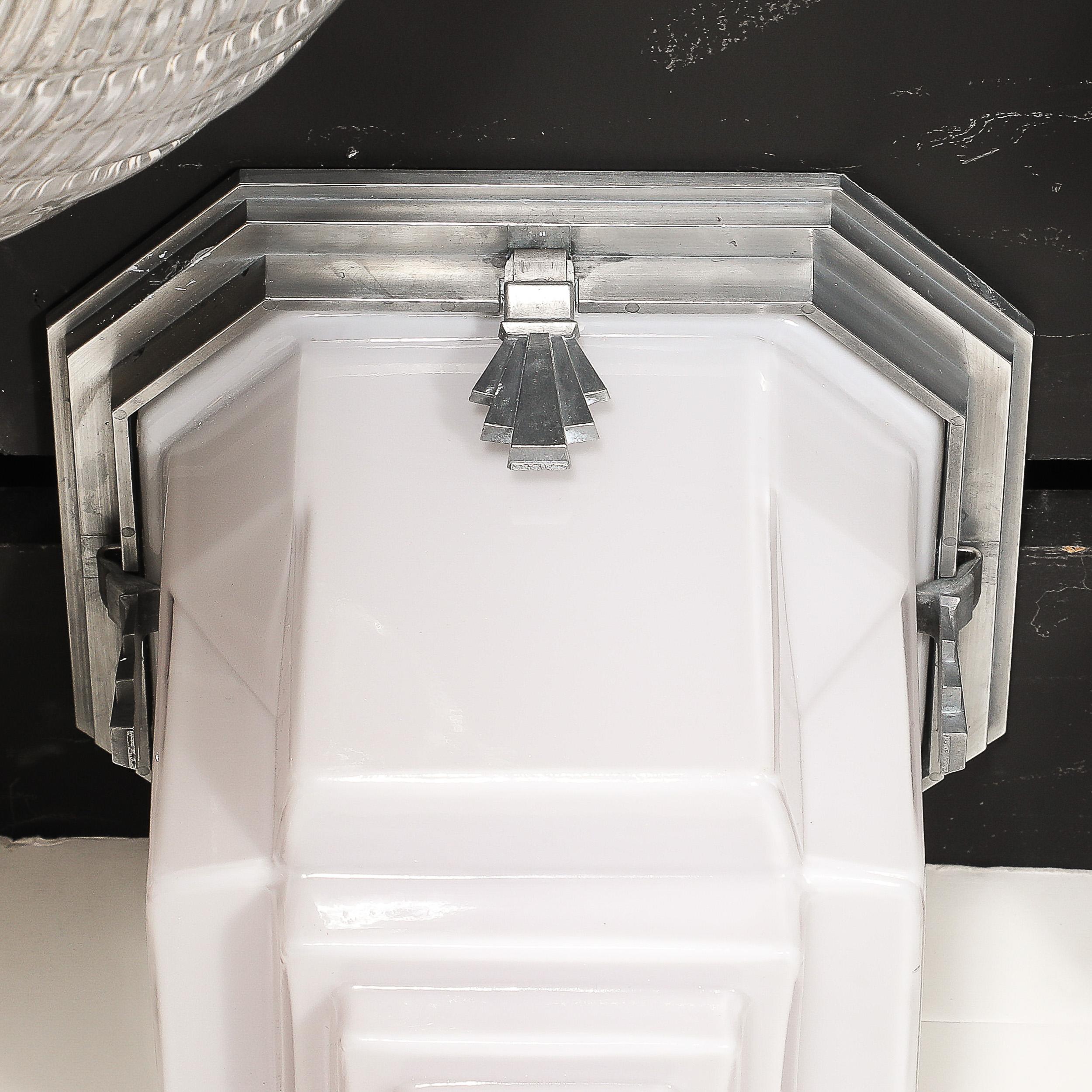 Montures encastrées de style gratte-ciel Art déco en verre dépoli avec raccords en aluminium poli en vente 12