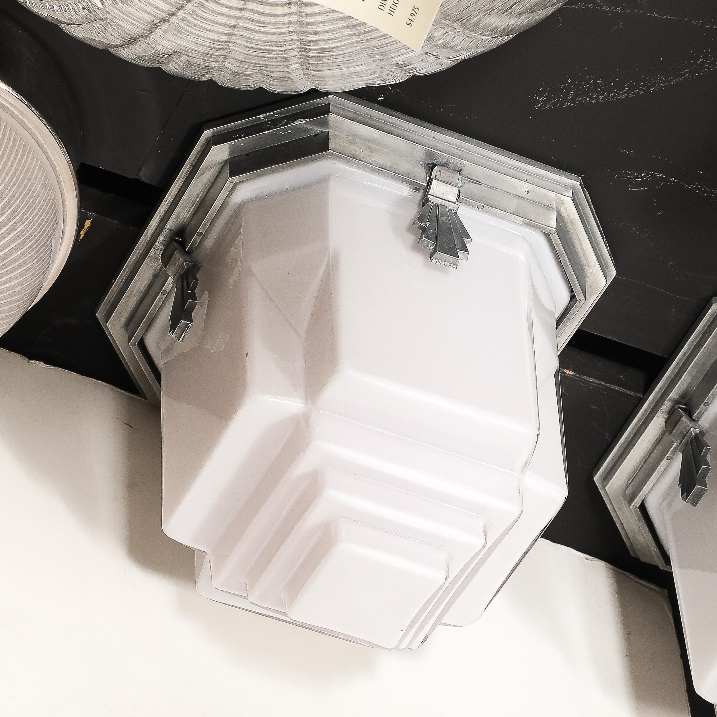 Montures encastrées de style gratte-ciel Art déco en verre dépoli avec raccords en aluminium poli en vente 13
