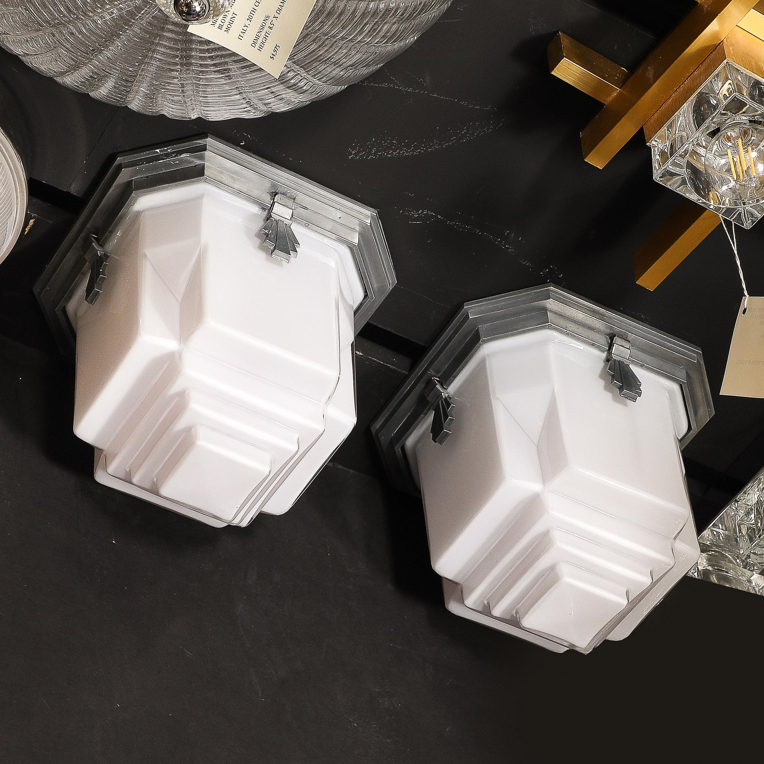 Milieu du XXe siècle Montures encastrées de style gratte-ciel Art déco en verre dépoli avec raccords en aluminium poli en vente