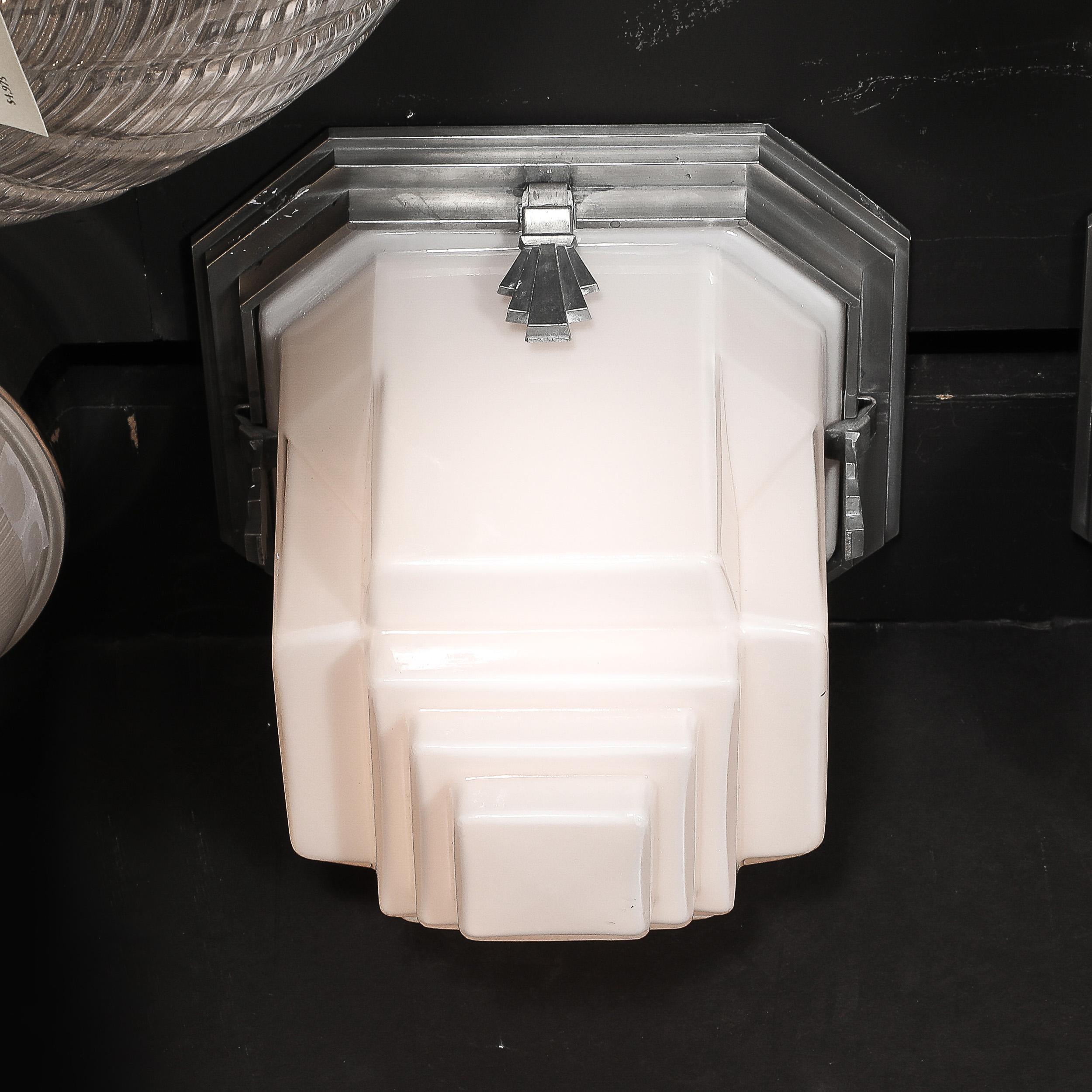 Aluminium Montures encastrées de style gratte-ciel Art déco en verre dépoli avec raccords en aluminium poli en vente