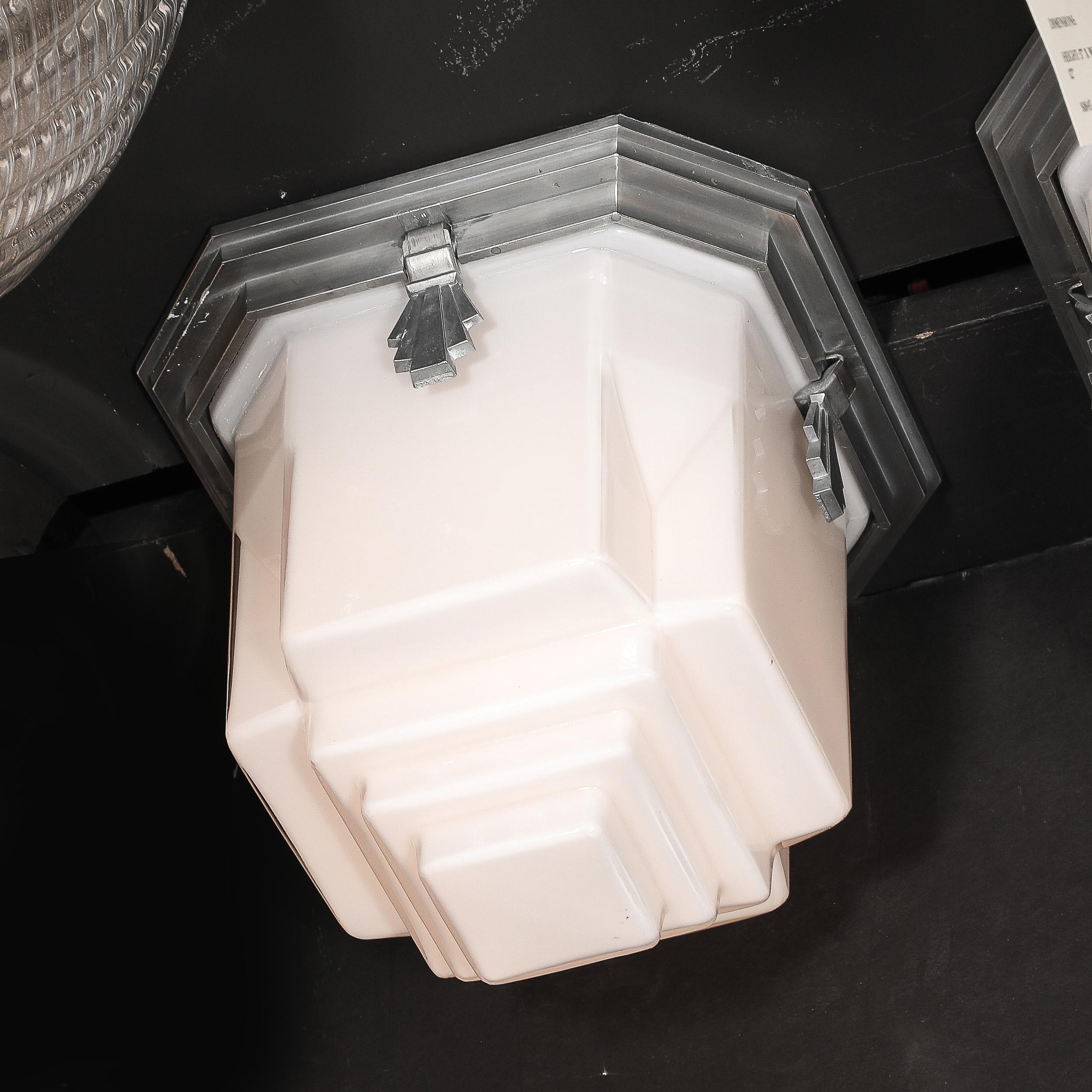Montures encastrées de style gratte-ciel Art déco en verre dépoli avec raccords en aluminium poli en vente 1