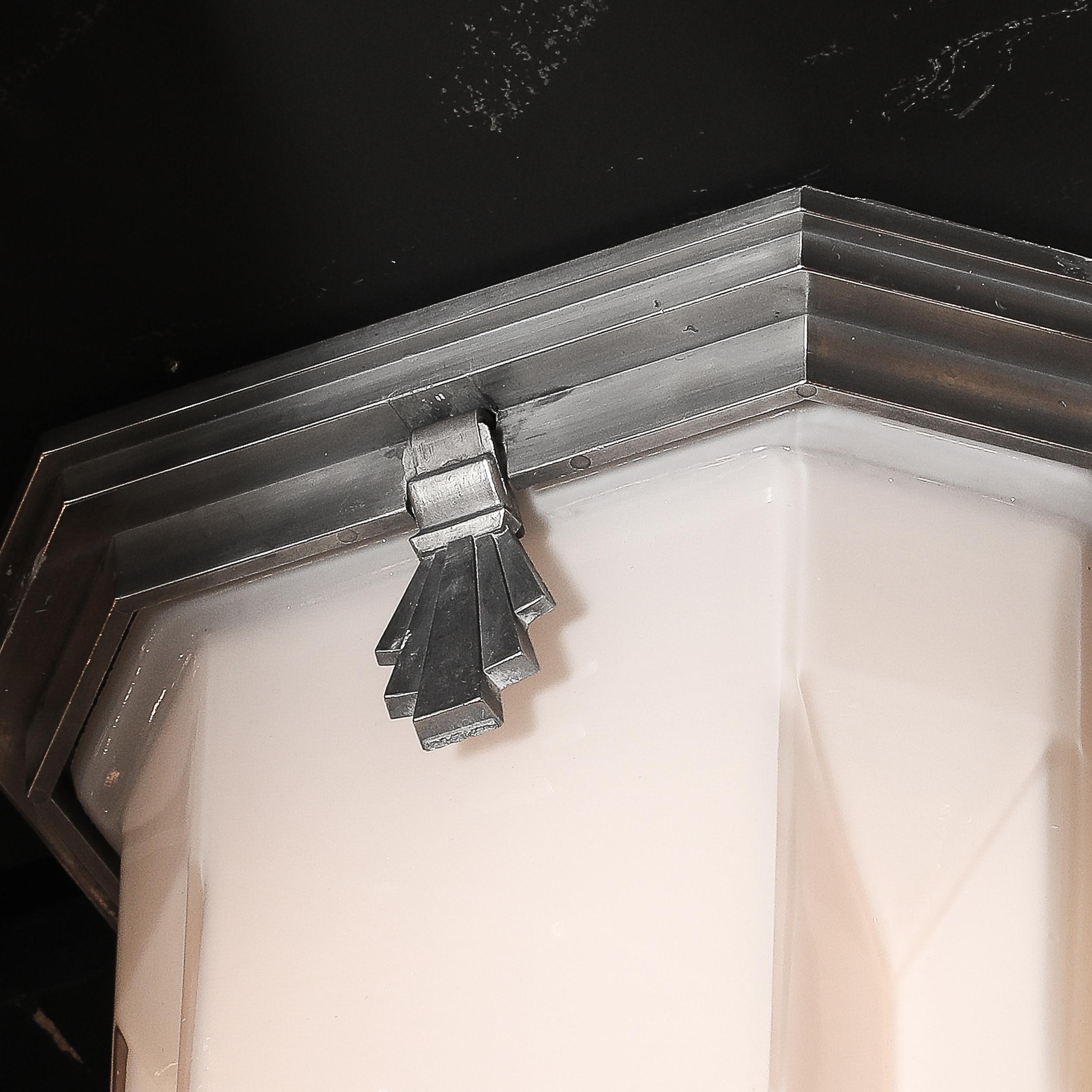 Montures encastrées de style gratte-ciel Art déco en verre dépoli avec raccords en aluminium poli en vente 3