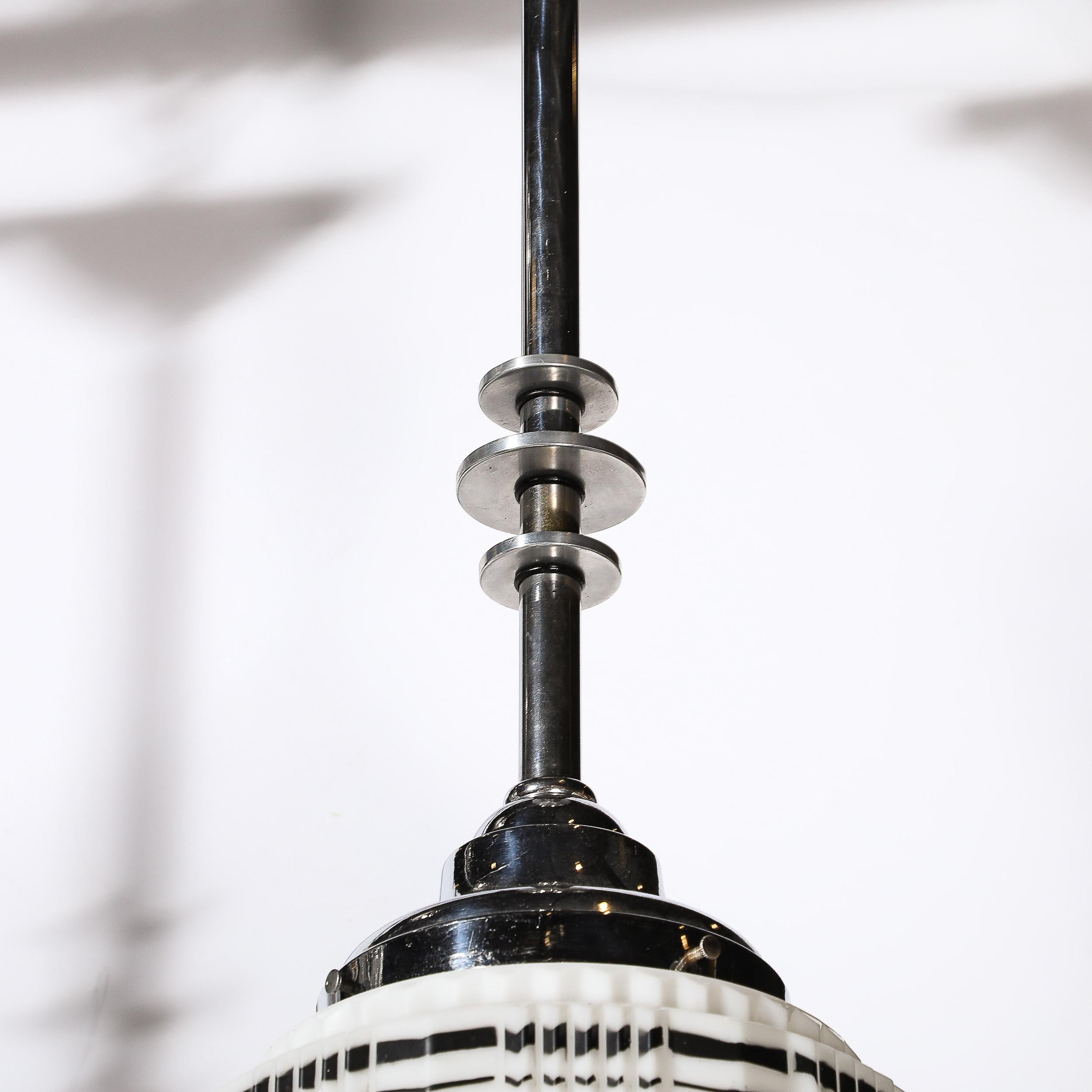 Art Deco-Pendelleuchte im Wolkenkratzer-Stil aus Milchglas mit schwarzer Emaille und Chrom-Details im Angebot 4