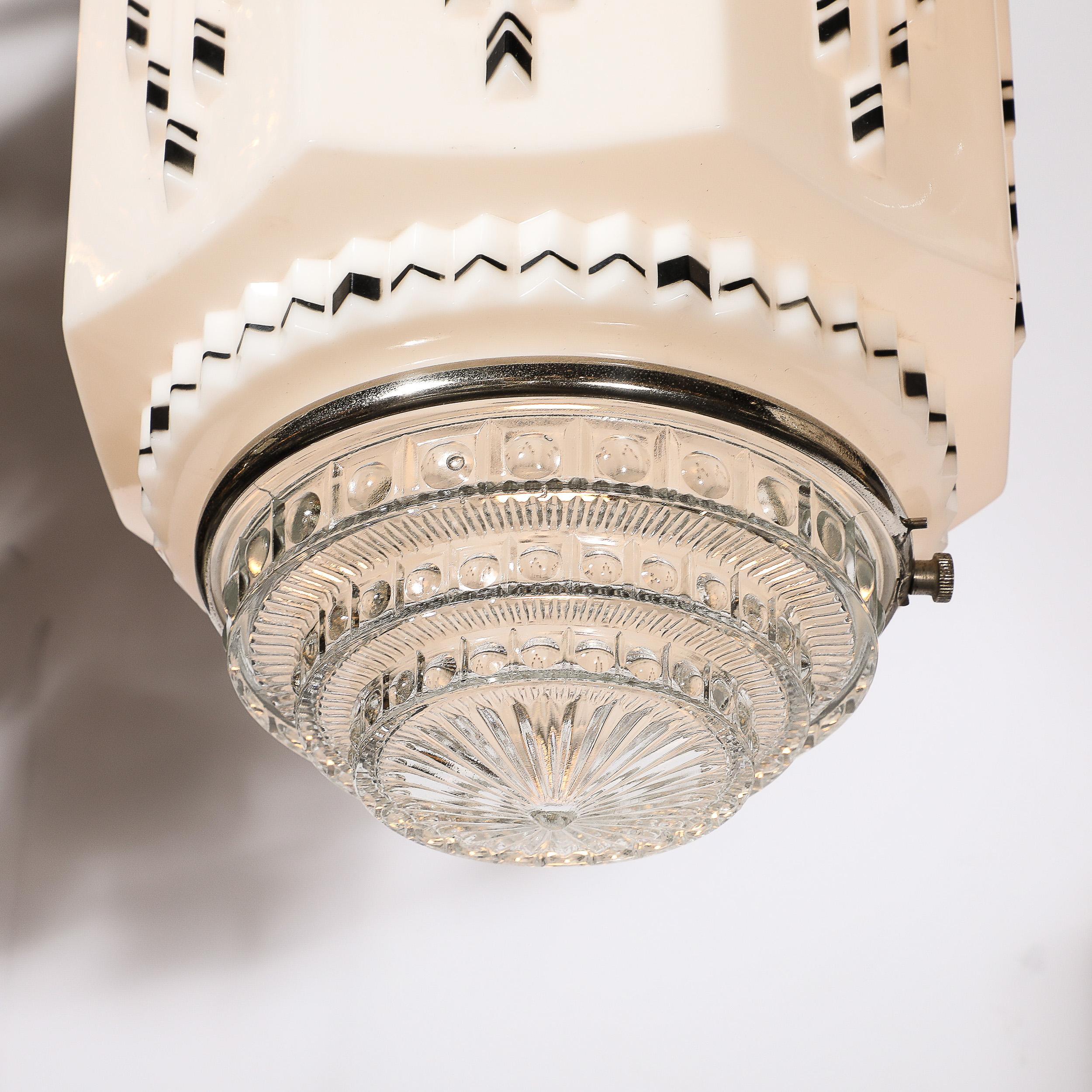 Art Deco-Pendelleuchte im Wolkenkratzer-Stil aus Milchglas mit schwarzer Emaille und Chrom-Details (Art déco) im Angebot