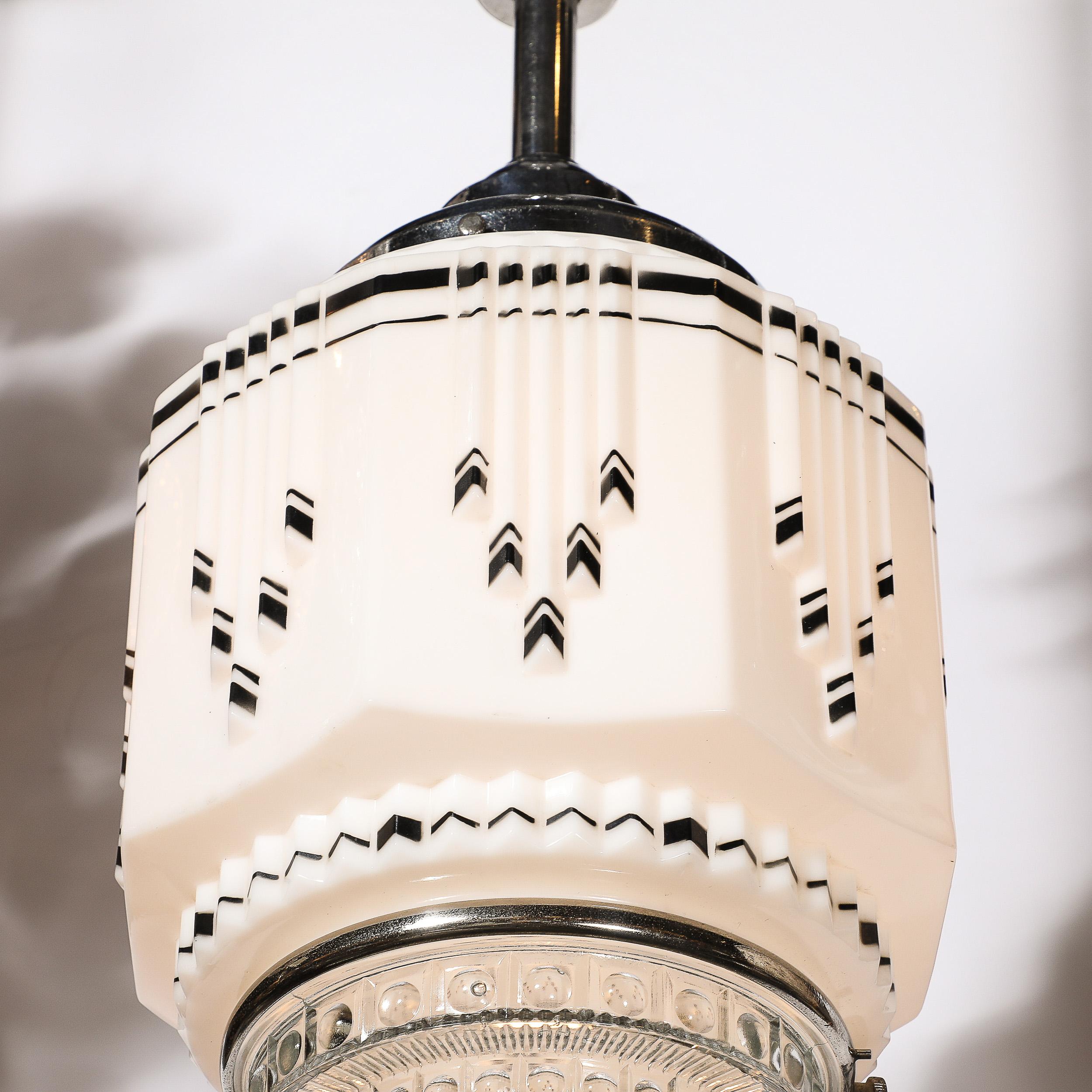 Art Deco-Pendelleuchte im Wolkenkratzer-Stil aus Milchglas mit schwarzer Emaille und Chrom-Details (amerikanisch) im Angebot