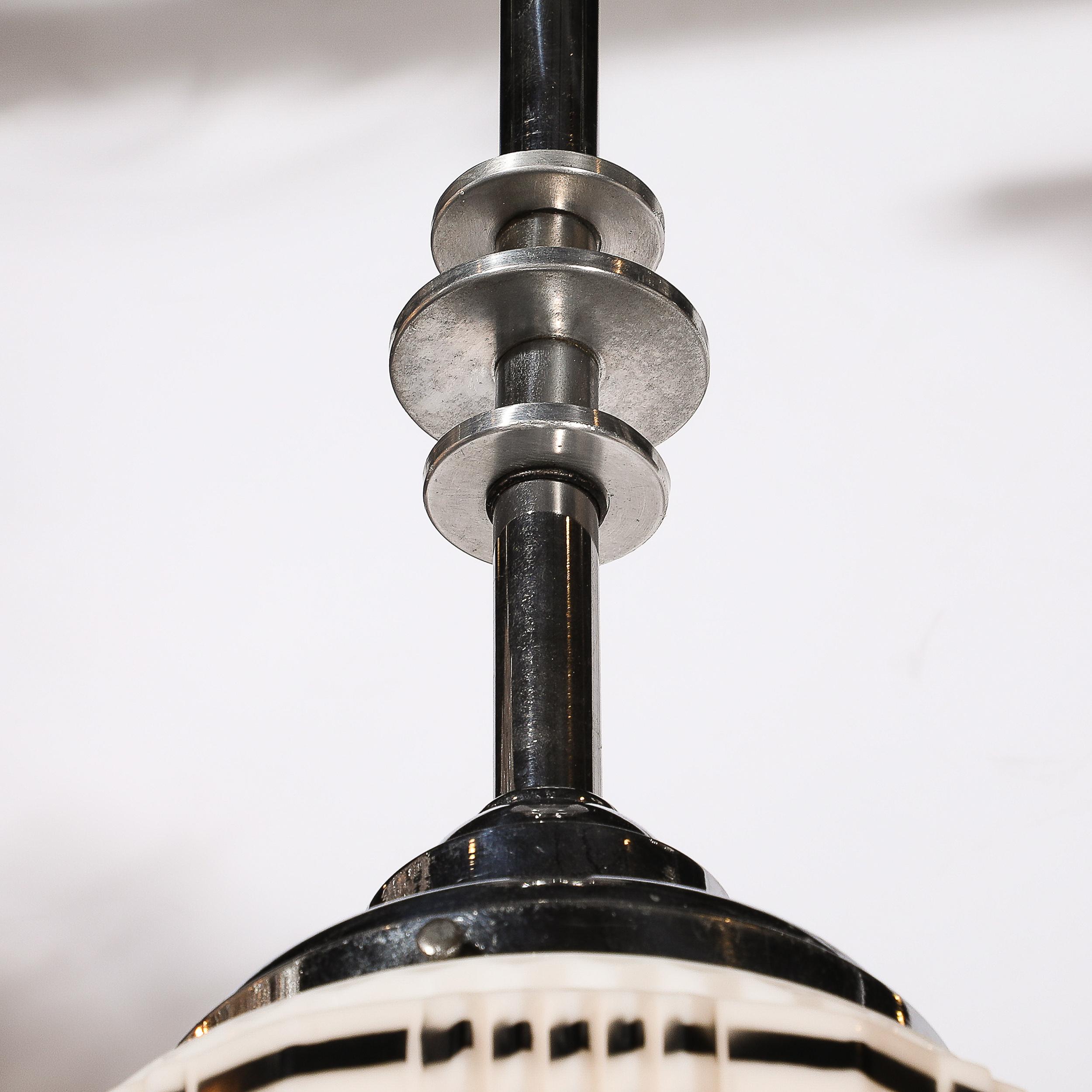 Art Deco-Pendelleuchte im Wolkenkratzer-Stil aus Milchglas mit schwarzer Emaille und Chrom-Details (Mitte des 20. Jahrhunderts) im Angebot