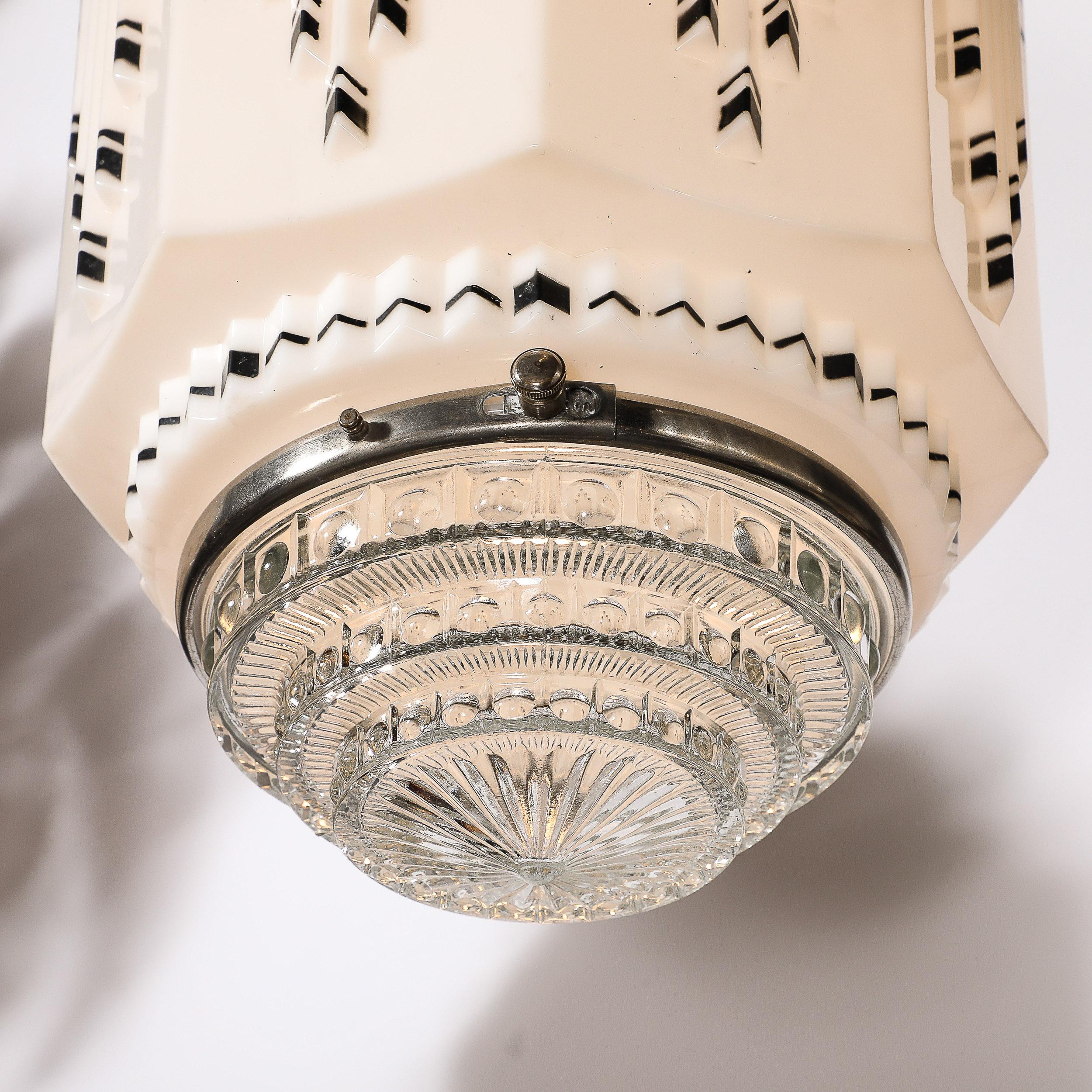 Art Deco-Pendelleuchte im Wolkenkratzer-Stil aus Milchglas mit schwarzer Emaille und Chrom-Details im Angebot 1