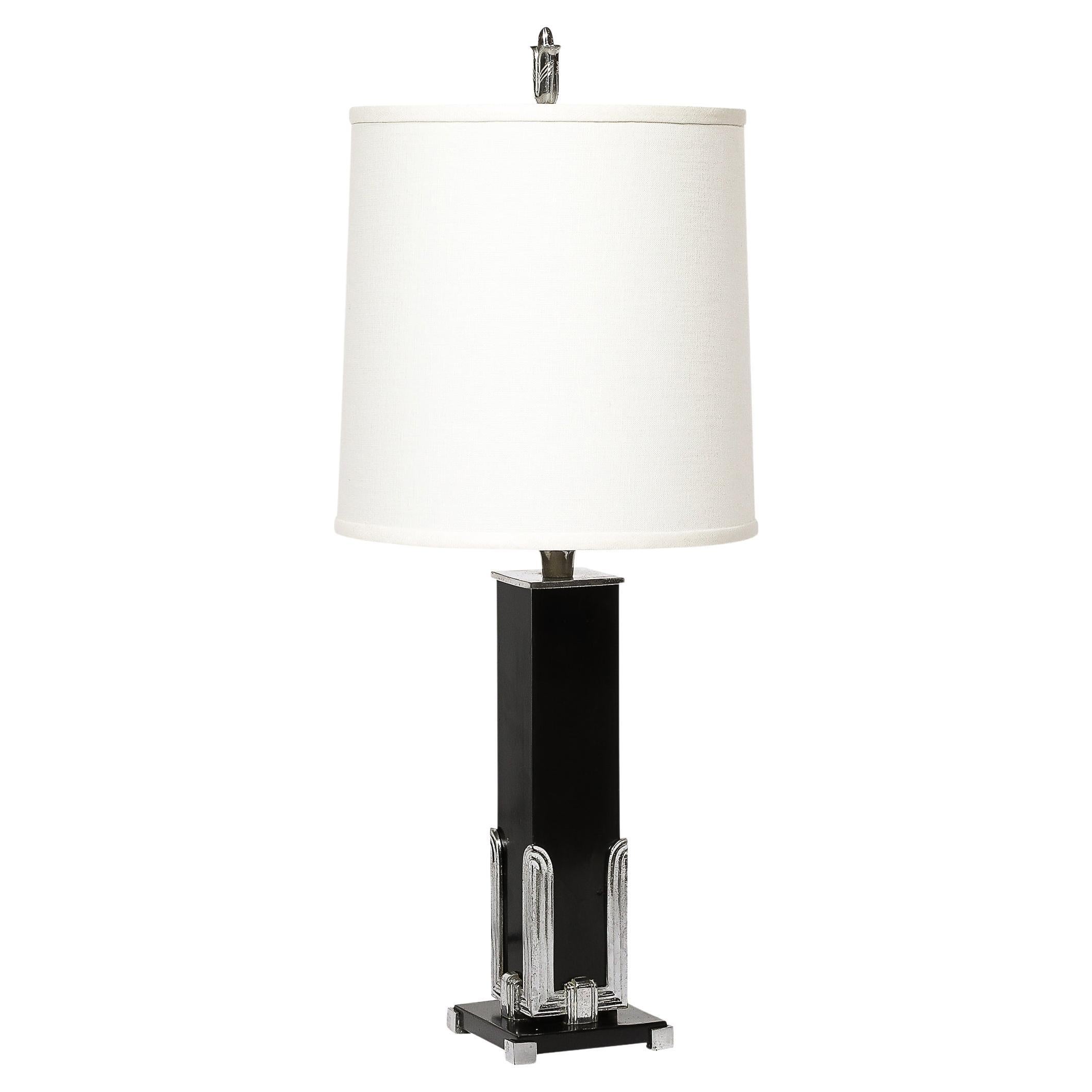 Art-Déco-Tischlampe im Wolkenkratzer-Stil aus schwarzer Emaille und Chrombeschlägen