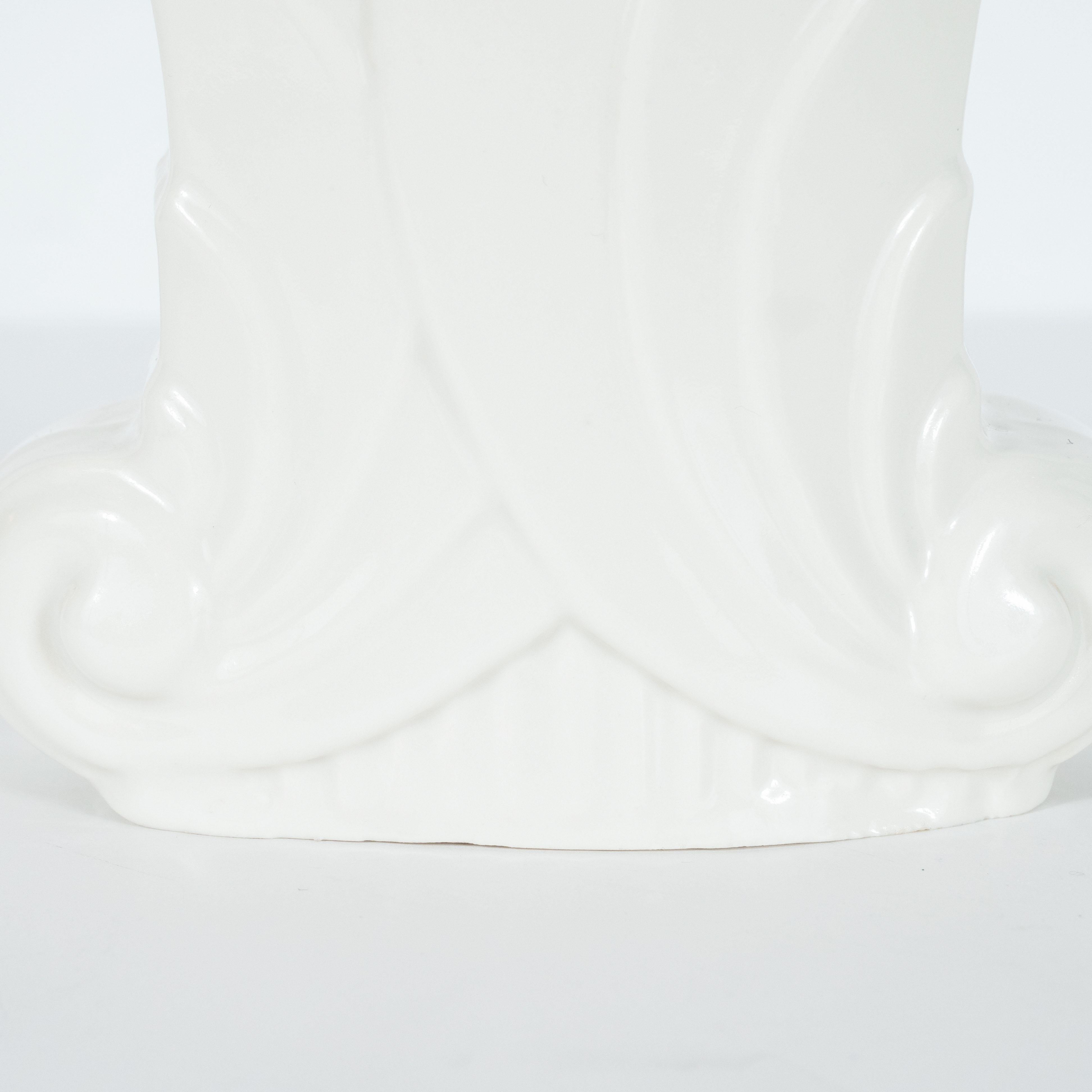 Weiße Porzellanvase im Art-déco-Wolkenkratzer-Stil in Schneckenform von Abingdon (Art déco) im Angebot