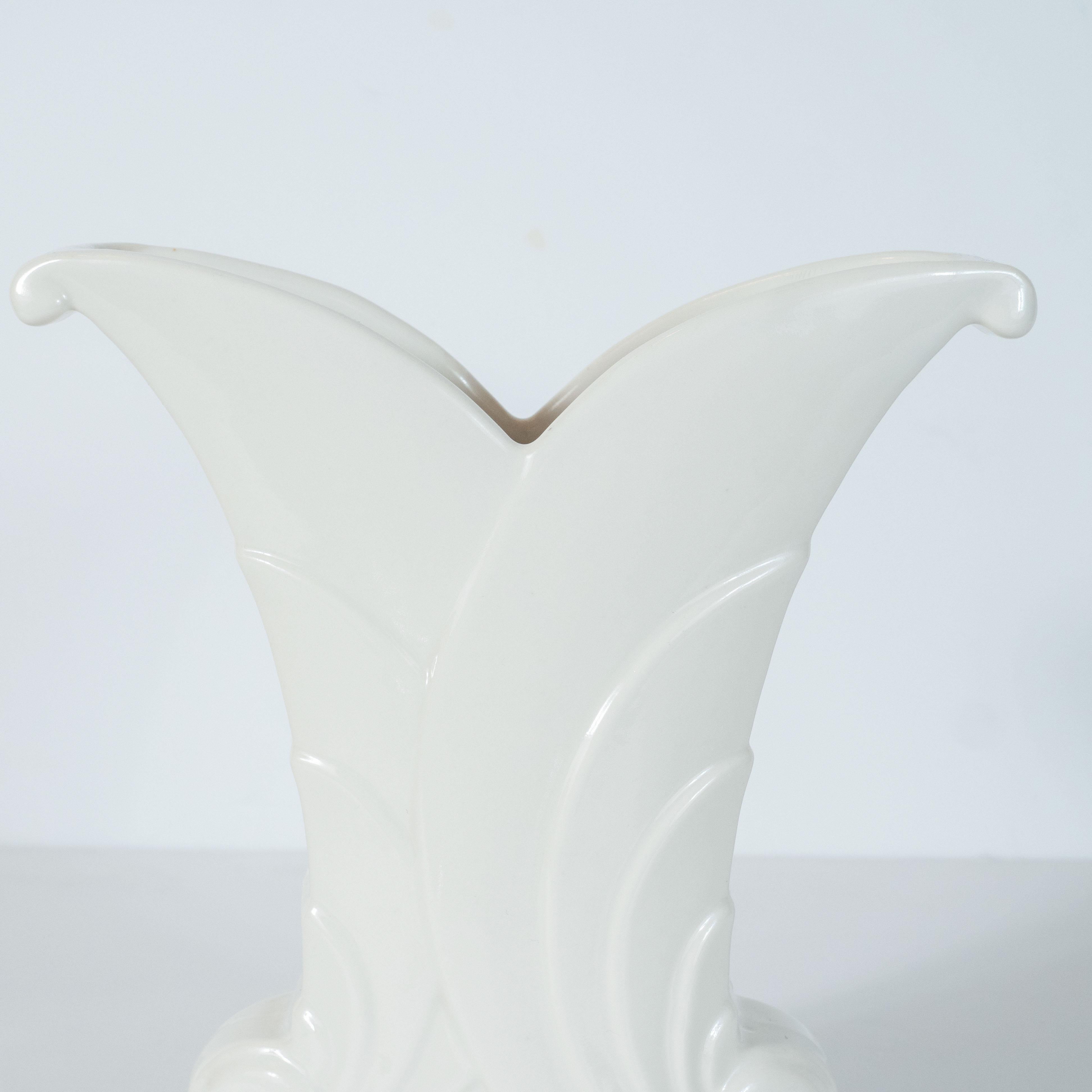 Vase en forme de volute en porcelaine blanche de style gratte-ciel Art déco par Abingdon Excellent état - En vente à New York, NY