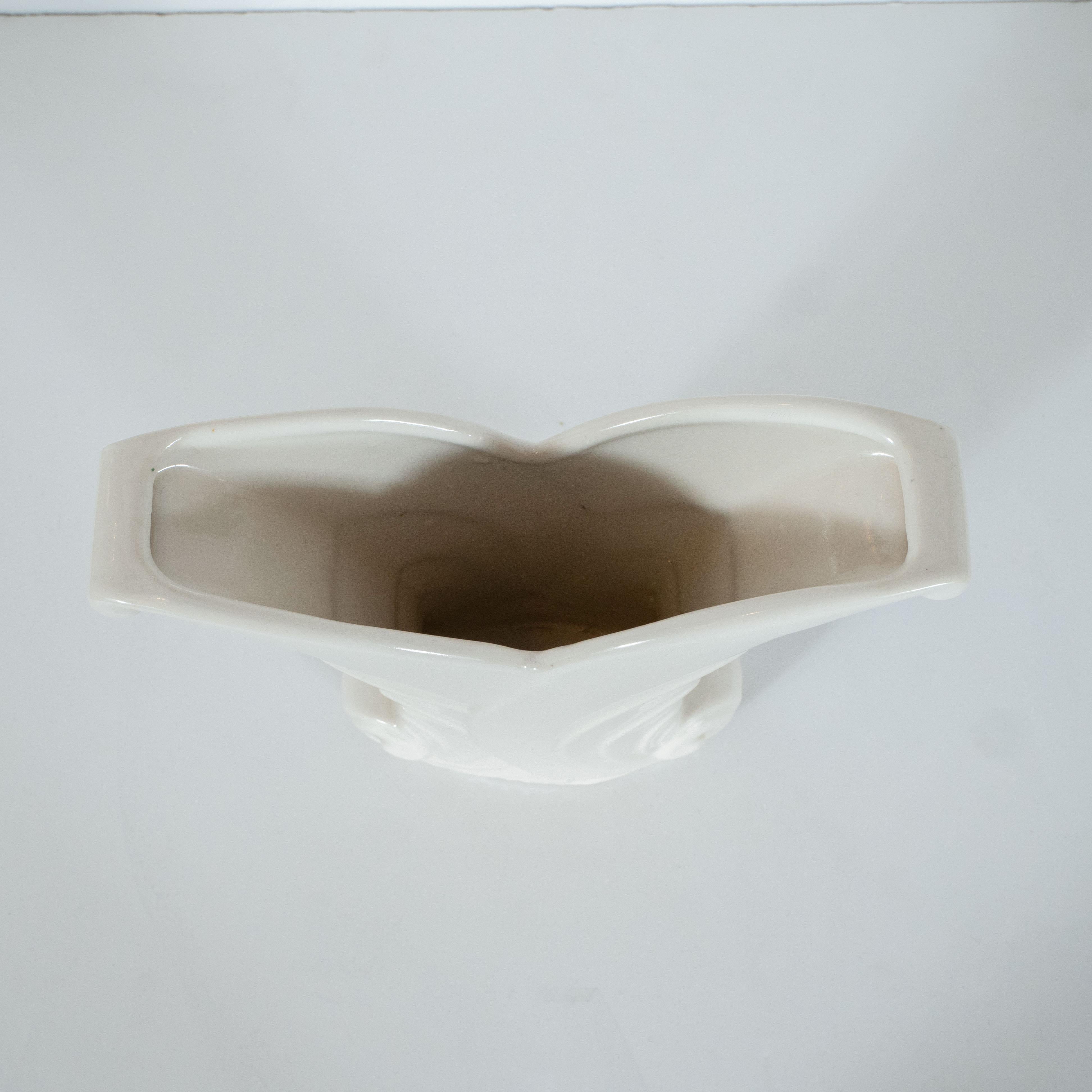 Milieu du XXe siècle Vase en forme de volute en porcelaine blanche de style gratte-ciel Art déco par Abingdon en vente