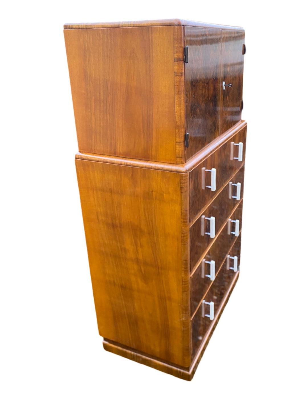 Noyer Tallboy Art déco Skyscraper en vente