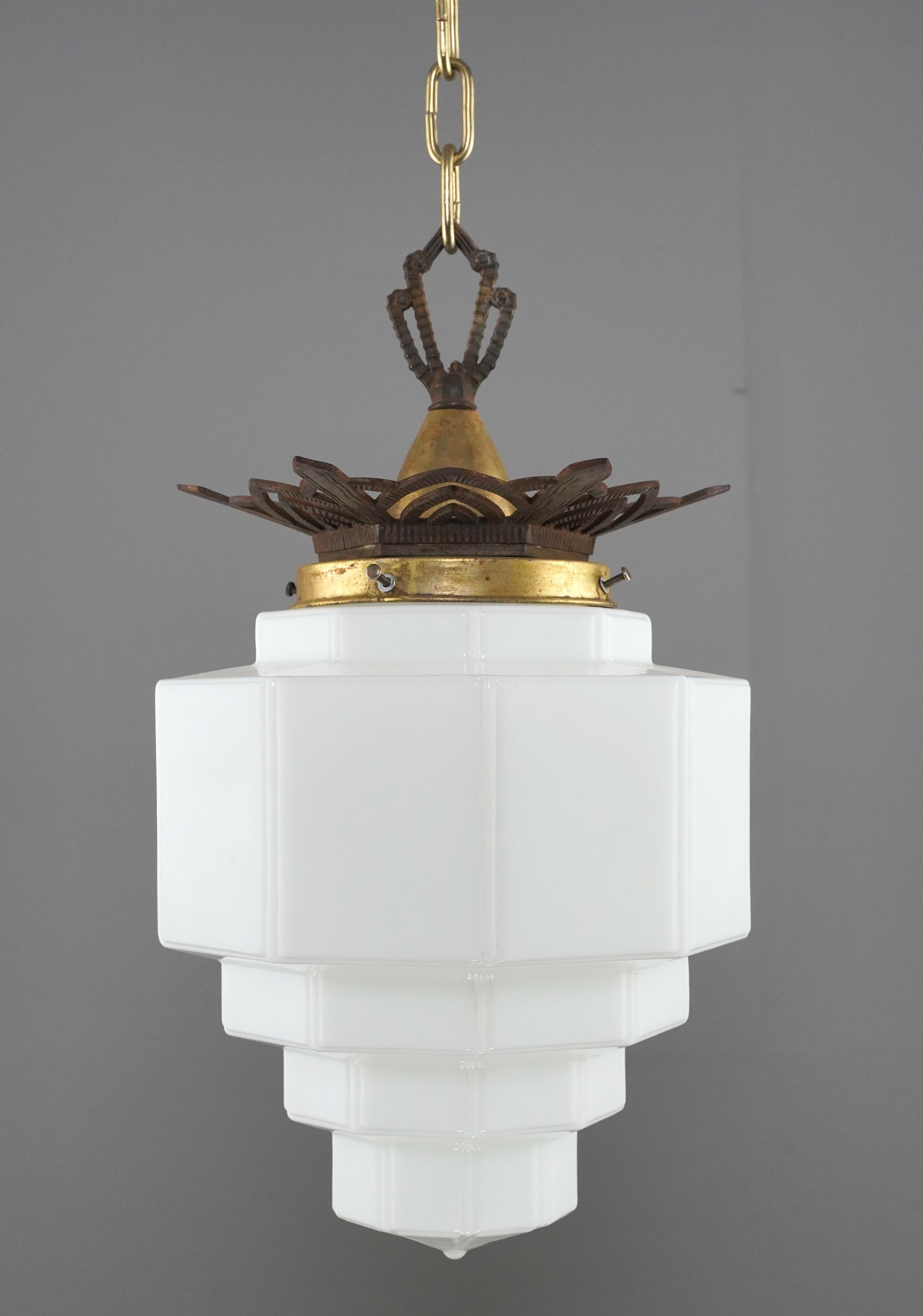 Art Déco Art Deco Skyscraper White Milk Glass Pendant Light in vendita
