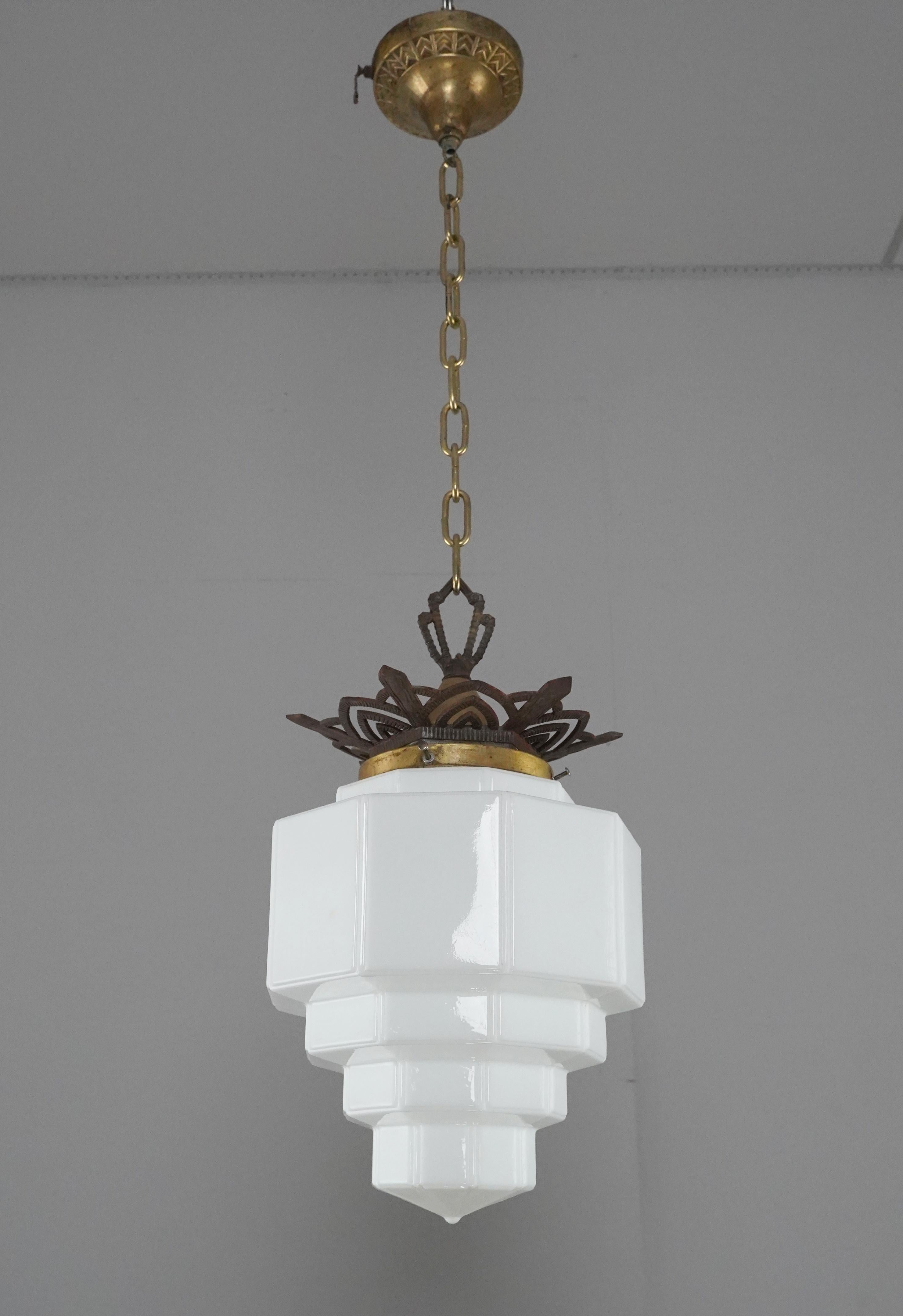 Americano Art Deco Skyscraper White Milk Glass Pendant Light in vendita