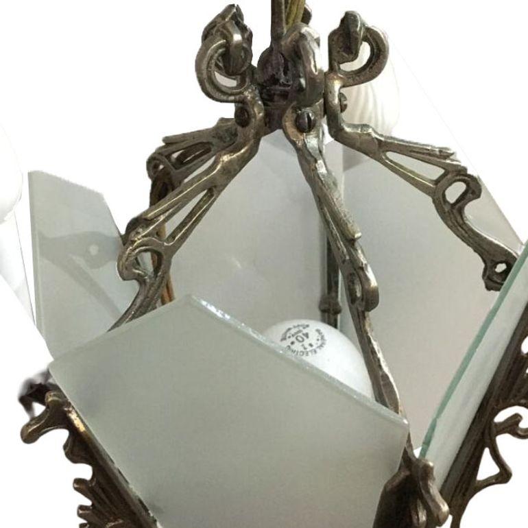 Art-Déco-Kronleuchter aus Lattenglas mit geometrischen Details (Metall) im Angebot