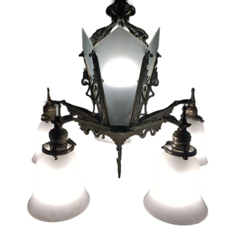 Americano Lampadario a sospensione in vetro a lamelle Art Deco con dettagli geometrici in vendita