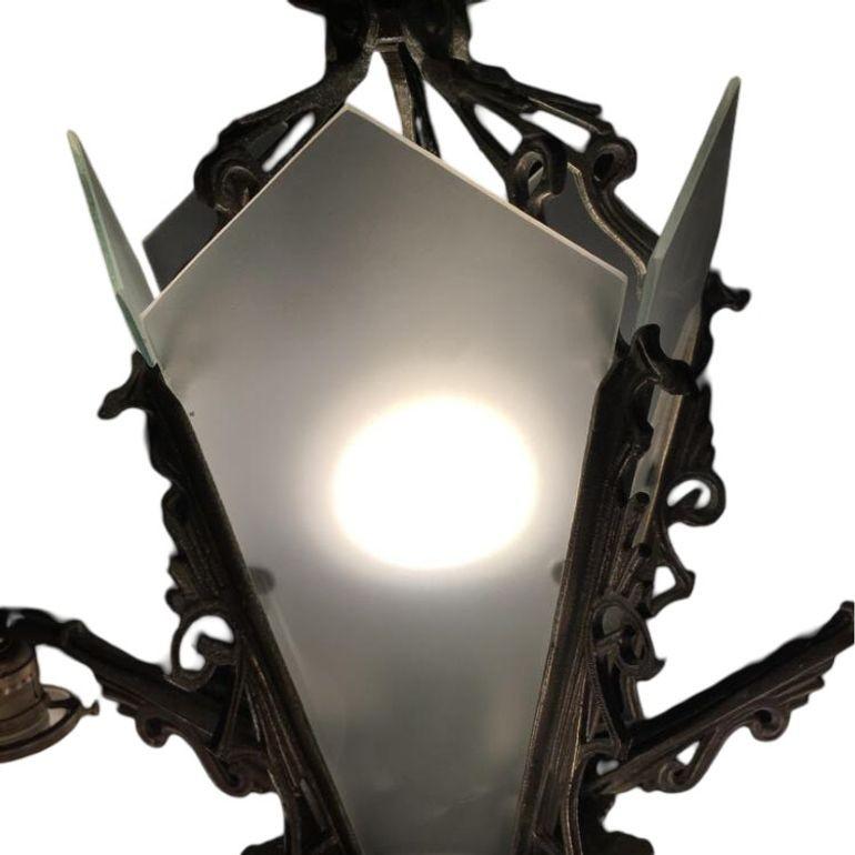 Metallo Lampadario a sospensione in vetro a lamelle Art Deco con dettagli geometrici in vendita