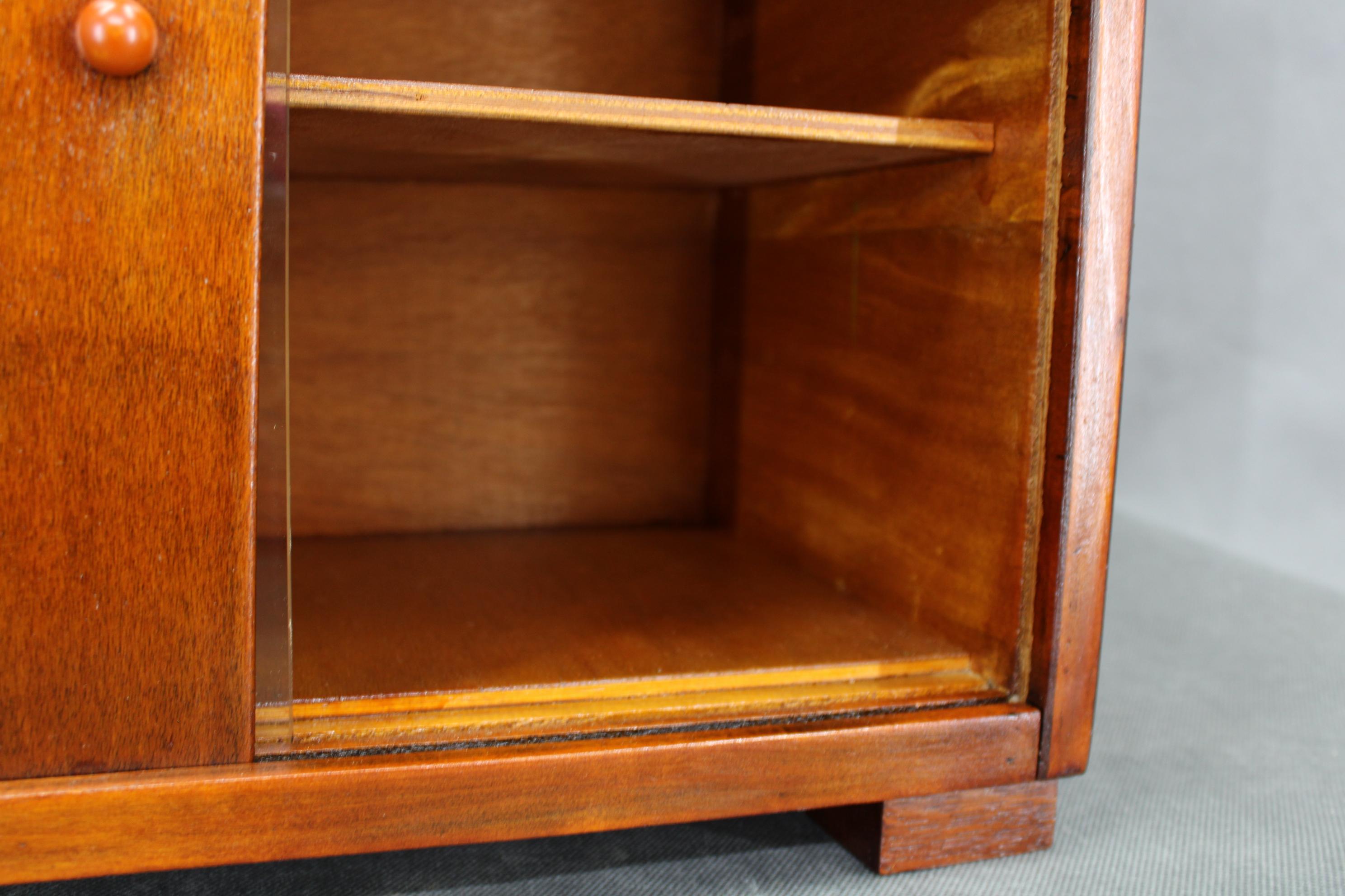 Art-Déco-Vitrine mit Schiebetür, Tschechoslowakei, 1940er Jahre im Angebot 6