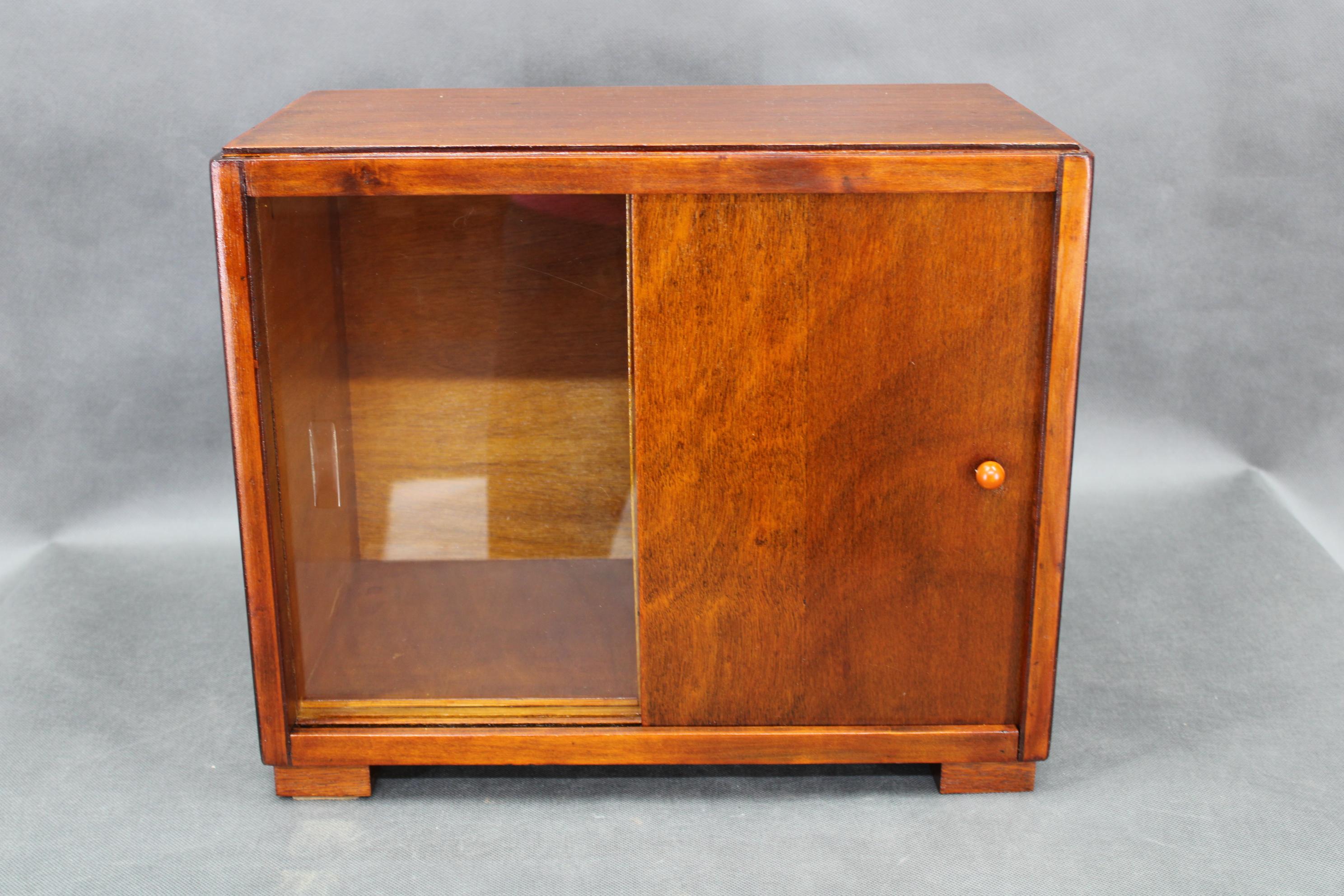 Art-Déco-Vitrine mit Schiebetür, Tschechoslowakei, 1940er Jahre (Art déco) im Angebot