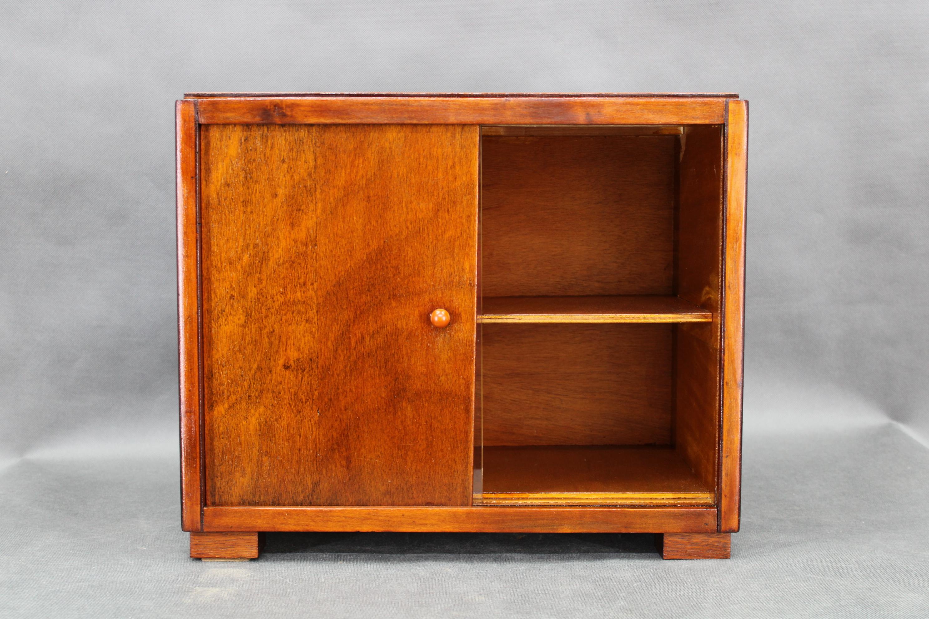 Art-Déco-Vitrine mit Schiebetür, Tschechoslowakei, 1940er Jahre (Tschechisch) im Angebot