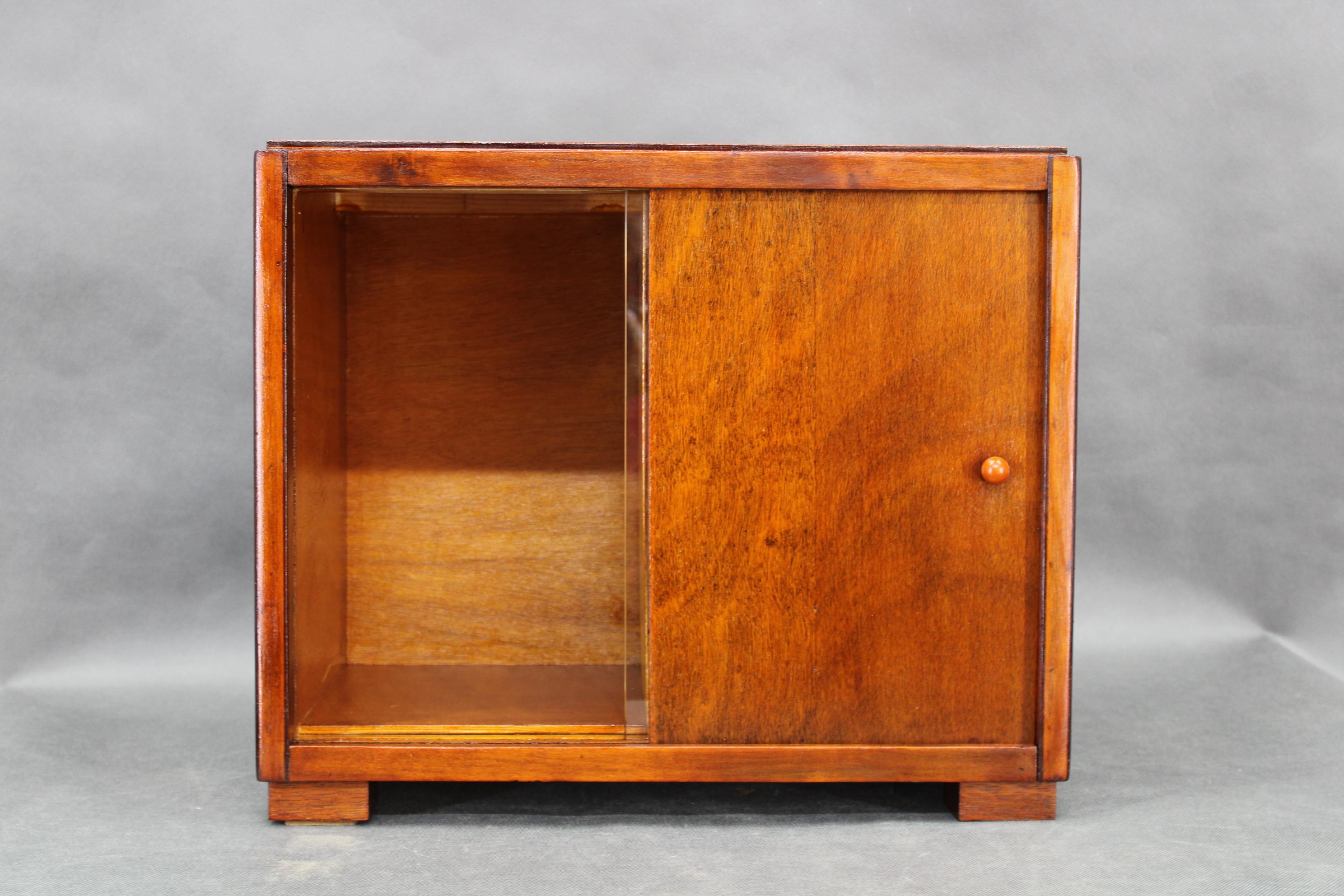 Art-Déco-Vitrine mit Schiebetür, Tschechoslowakei, 1940er Jahre (Geölt) im Angebot