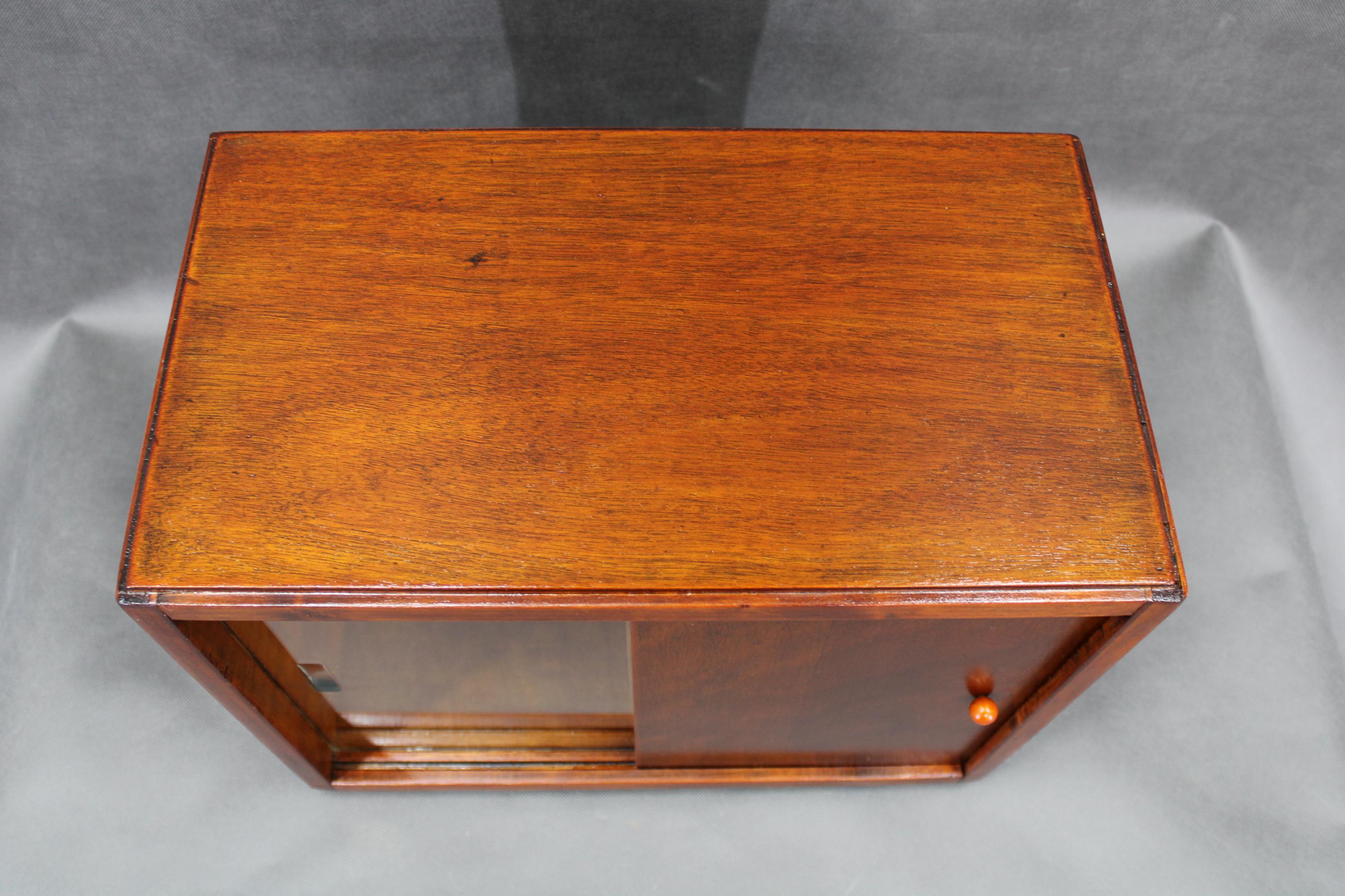 Art-Déco-Vitrine mit Schiebetür, Tschechoslowakei, 1940er Jahre im Zustand „Gut“ im Angebot in Praha, CZ