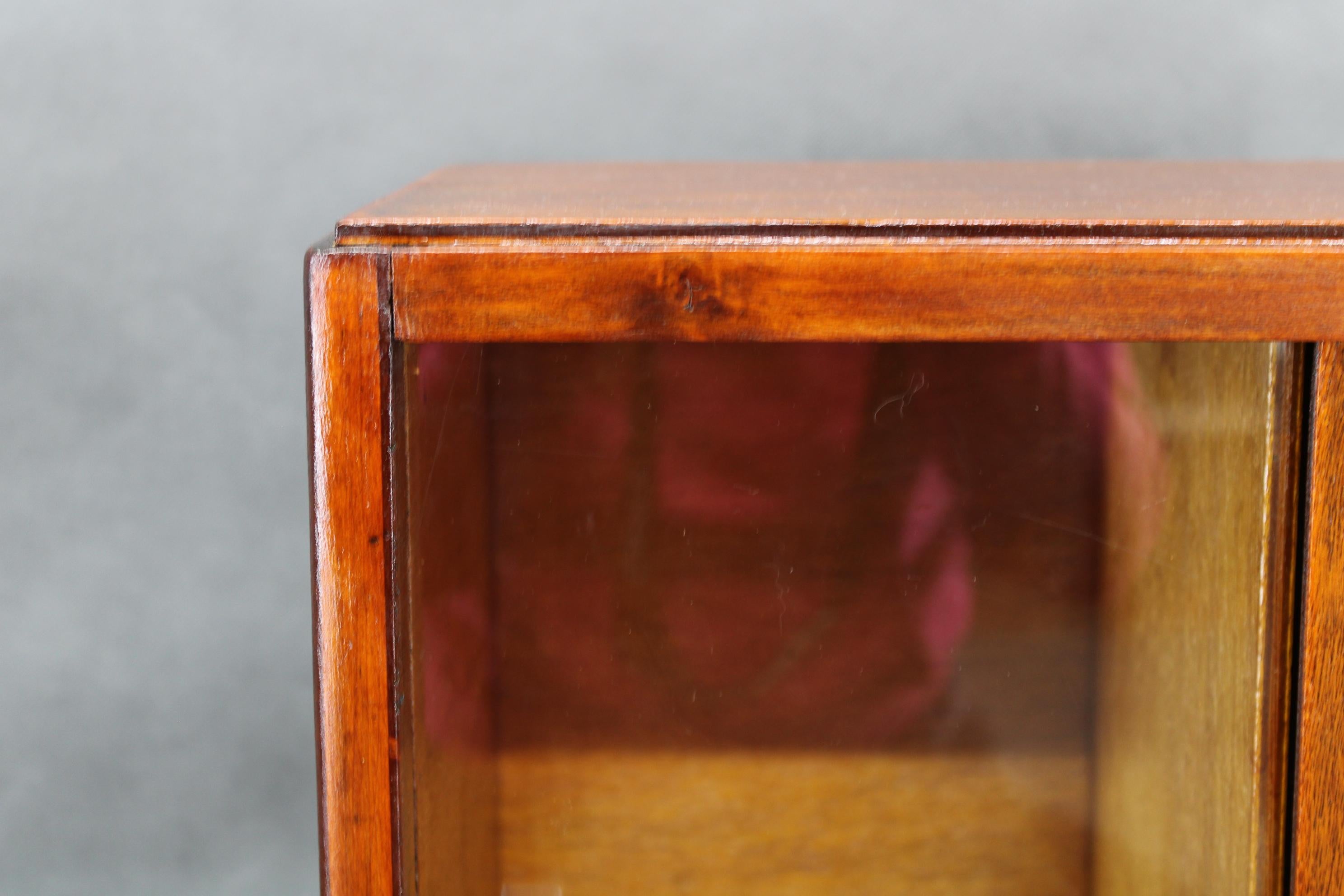 Art-Déco-Vitrine mit Schiebetür, Tschechoslowakei, 1940er Jahre (Mitte des 20. Jahrhunderts) im Angebot