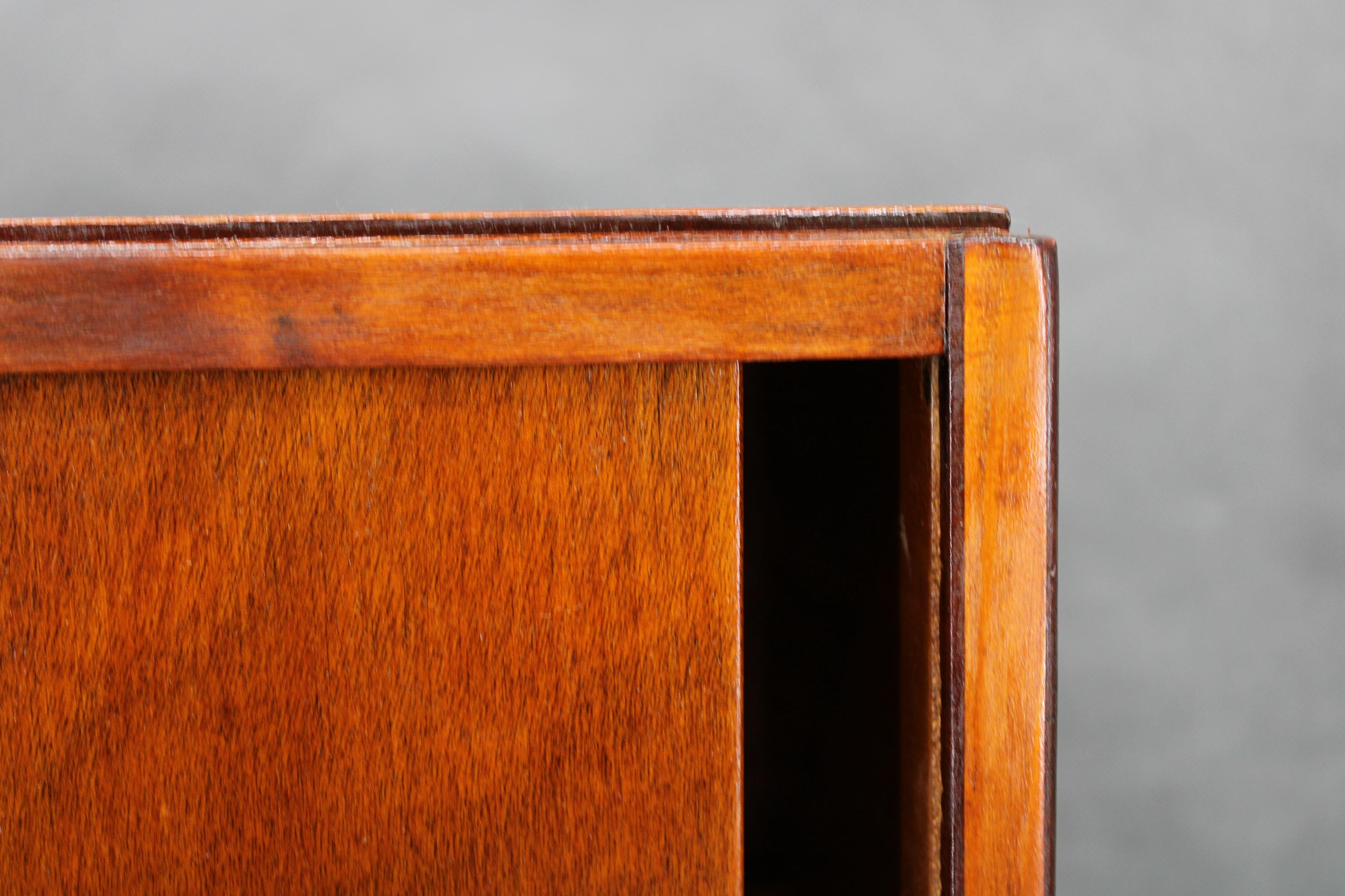 Art-Déco-Vitrine mit Schiebetür, Tschechoslowakei, 1940er Jahre (Glas) im Angebot