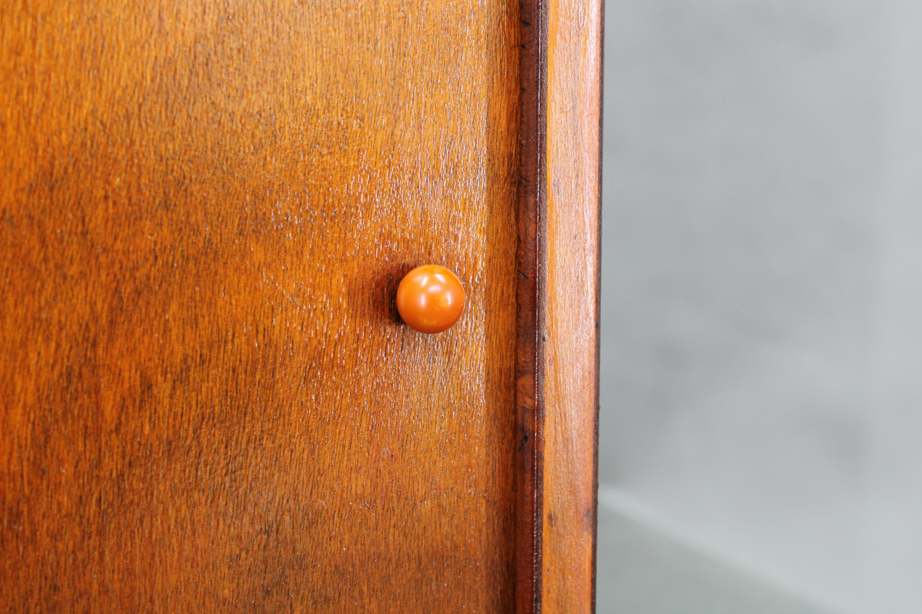 Art-Déco-Vitrine mit Schiebetür, Tschechoslowakei, 1940er Jahre im Angebot 1