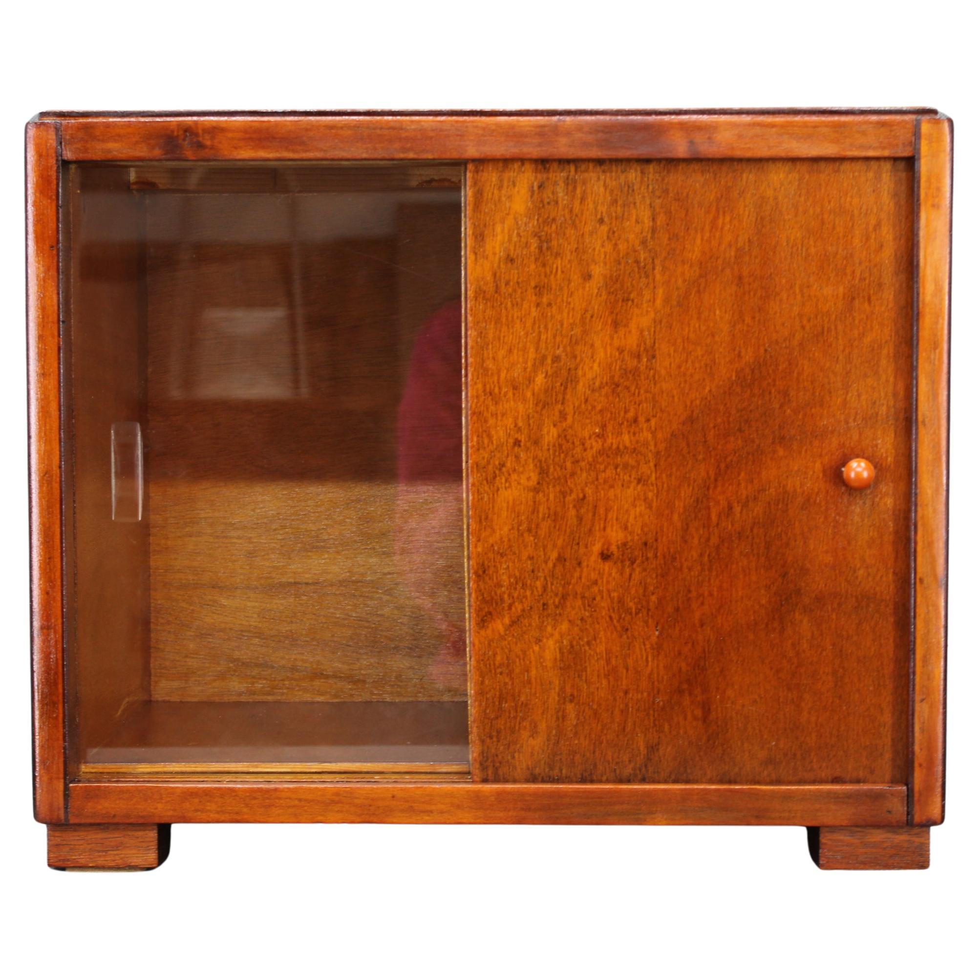 Art-Déco-Vitrine mit Schiebetür, Tschechoslowakei, 1940er Jahre im Angebot