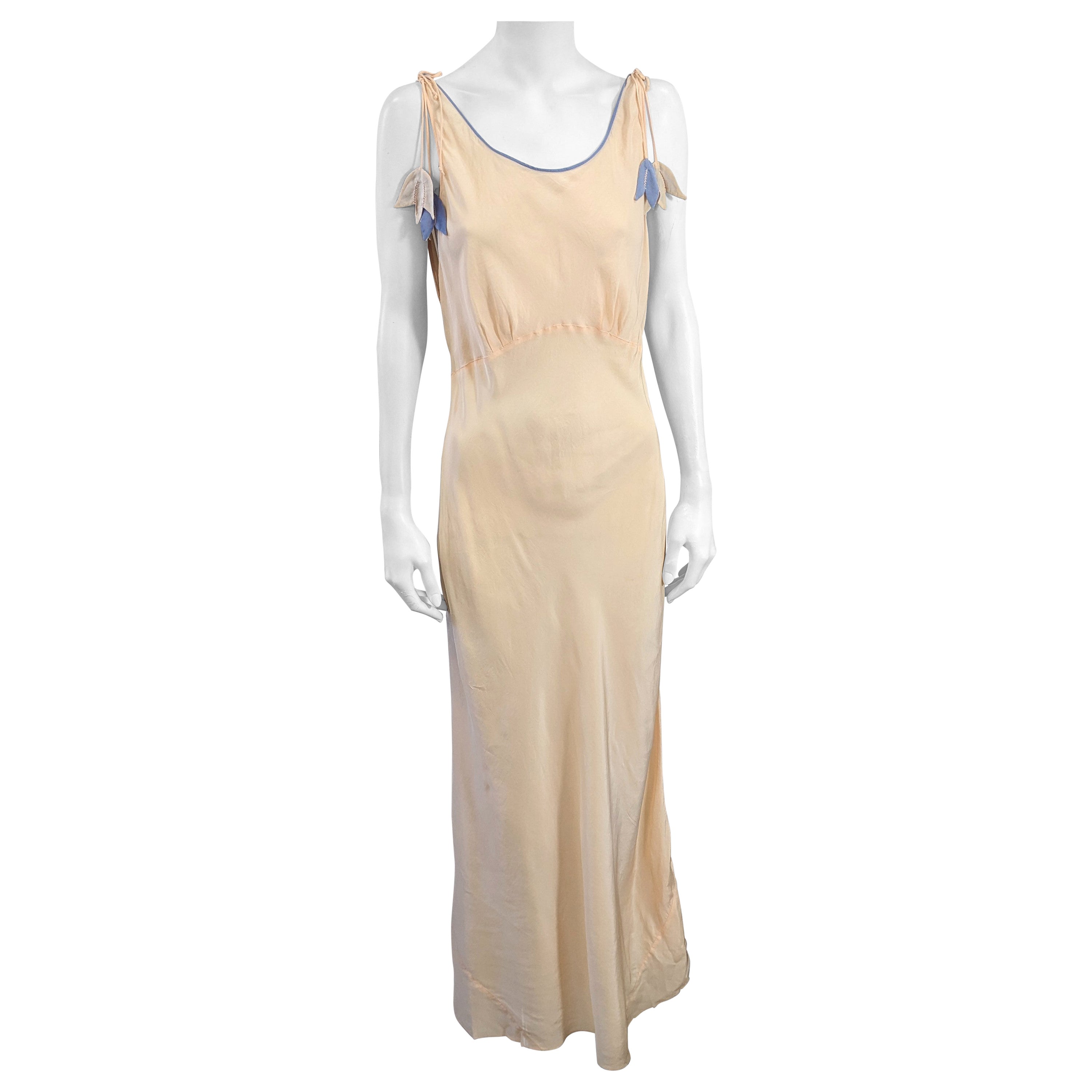 Art déco-Slipkleid mit baumelnden Glockenblumen und Glockenblumen