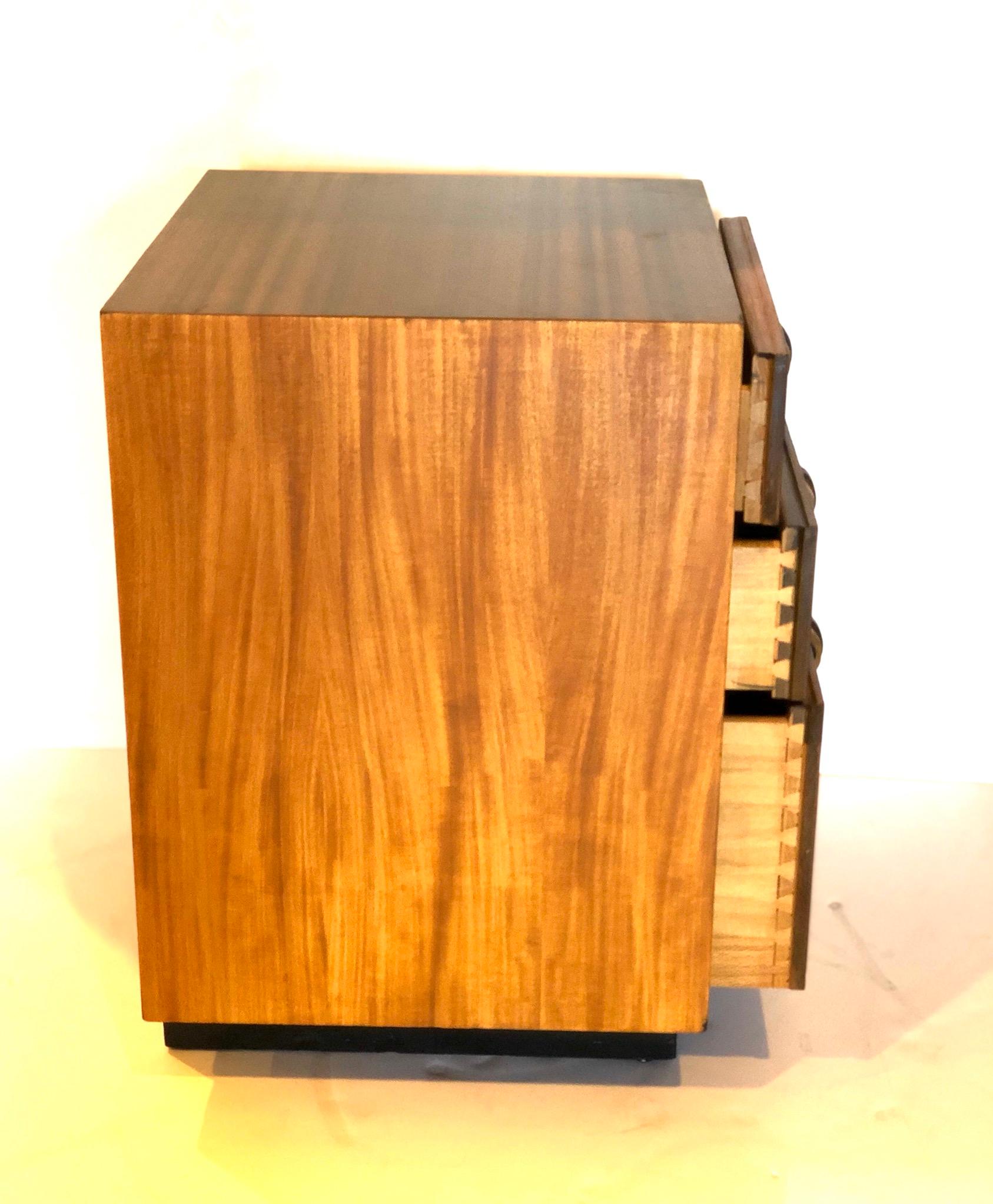 Kleine 3-Schubladen-Kommode im Art-Deco-Stil von Gilbert Rohde für Cavalier Furniture im Zustand „Gut“ in San Diego, CA