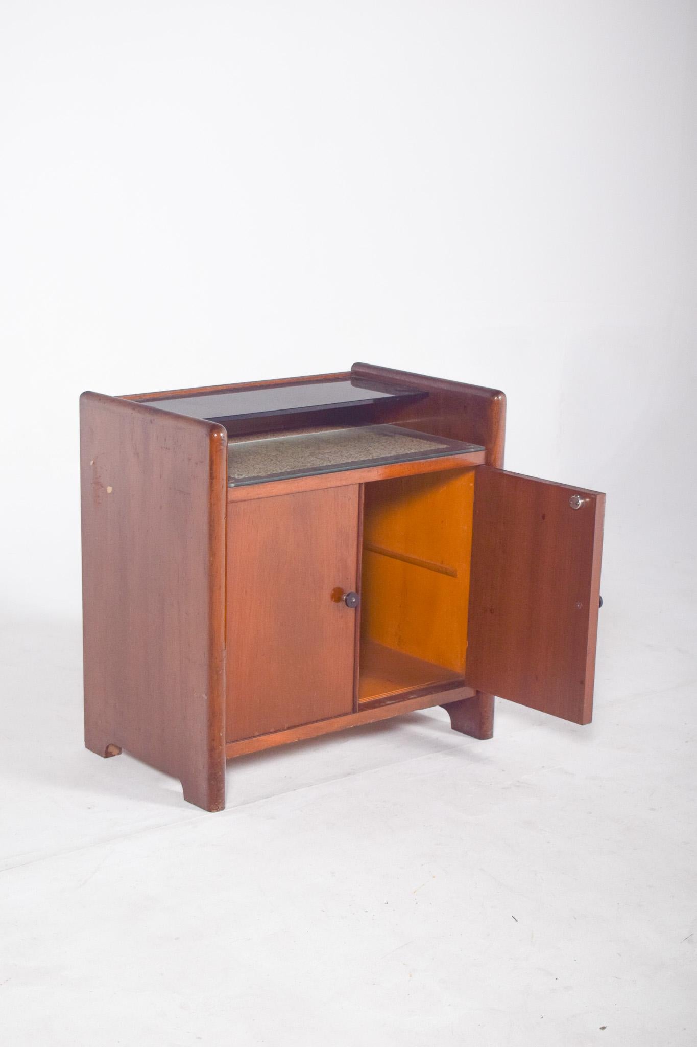 20ième siècle Petit meuble de bar Art Déco à deux portes en vente