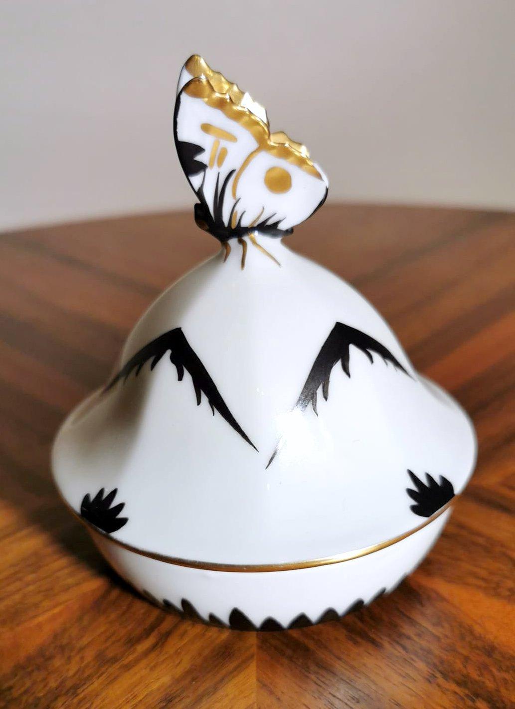 We kindly suggest you read the whole description, because with it we try to give you detailed technical and historical information to guarantee the authenticity of our objects.
Graceful and delicate small round box in German porcelain in white with