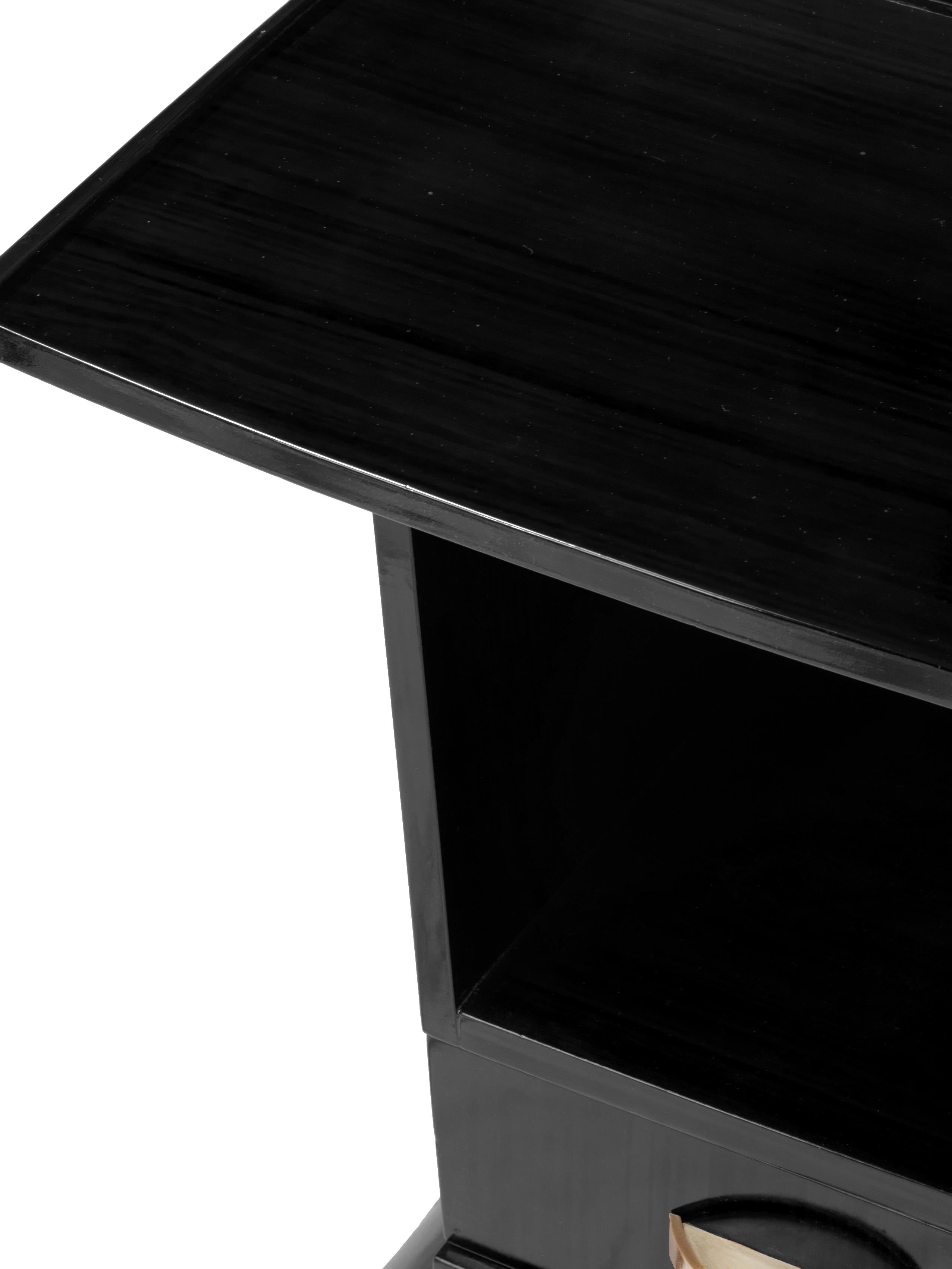 Petite table console ou table d'appoint en laque noire Art déco française raffinée en placage de noyer des années 1930, présentant un design compact avec deux tiroirs et un compartiment ouvert pour un rangement polyvalent.

Cette pièce incarne la