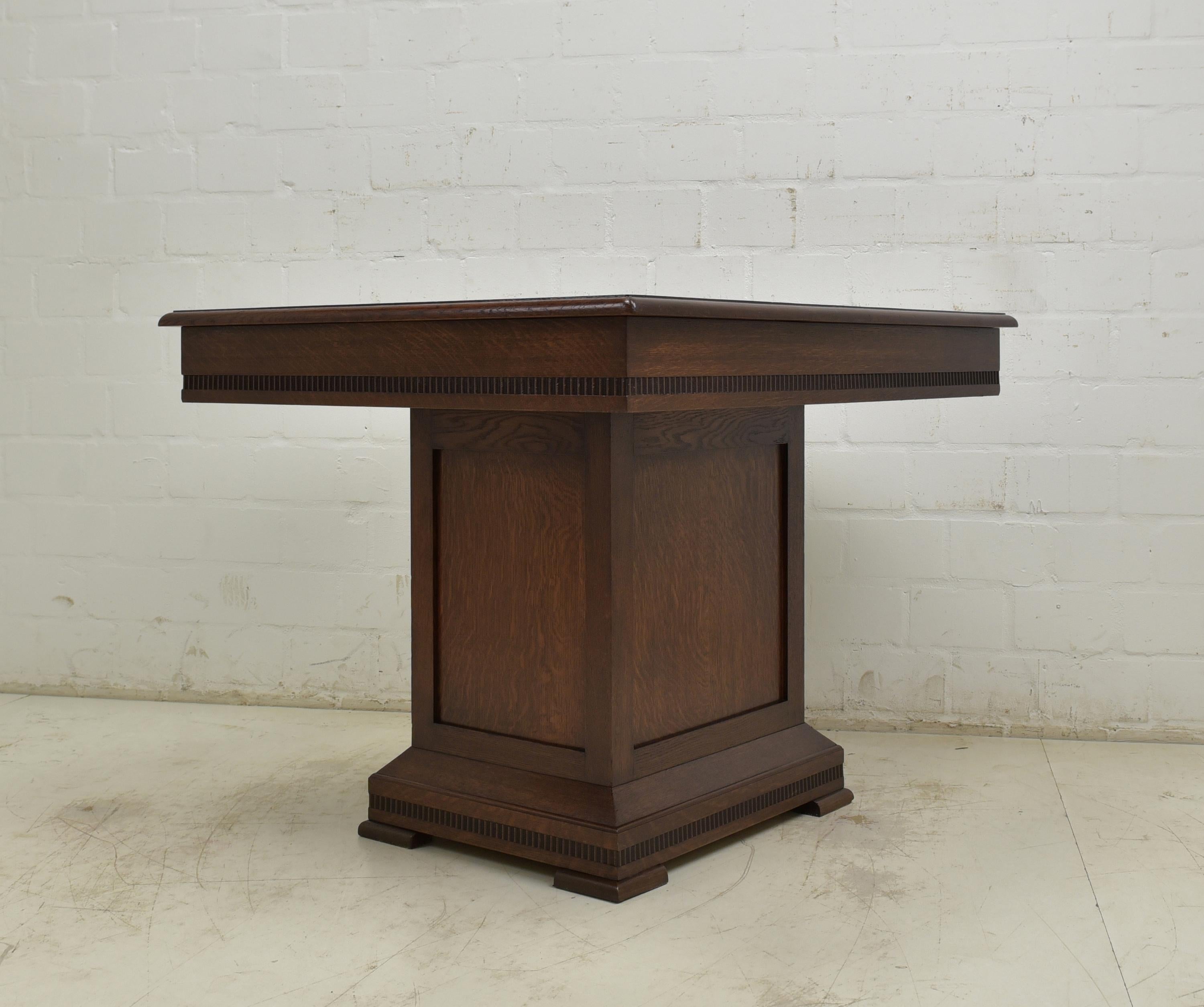 Art Deco Small Dining Table / Angular Table in Solid Oak, 1925 For Sale 7