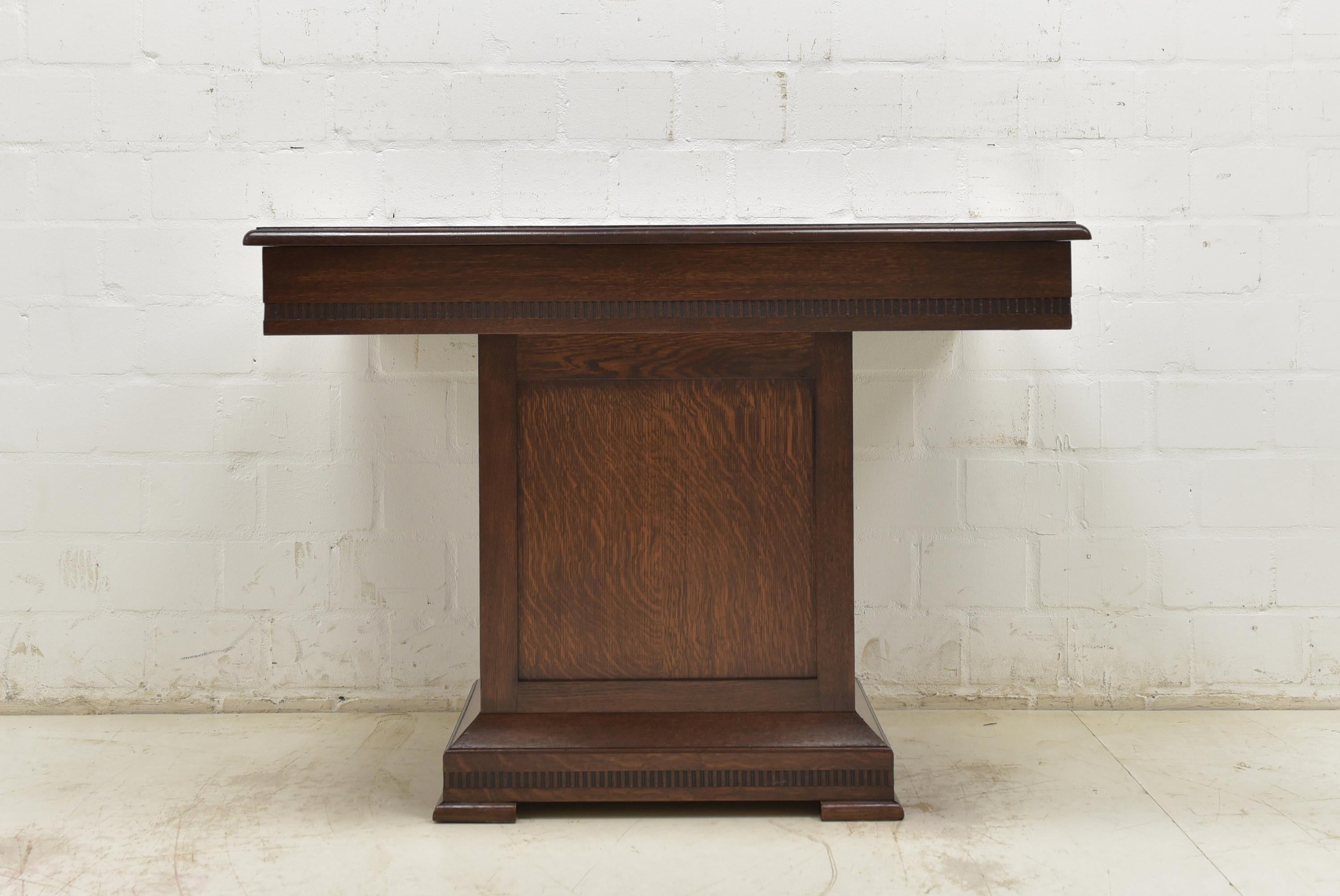 Small dining table restored solid oak Art Deco around 1925 Angular table

Features:
Rectangular slab on a leg / pedestal
High quality
Beautiful details
Quite factual design
Very rare dimensions
Beautiful patina

Additional