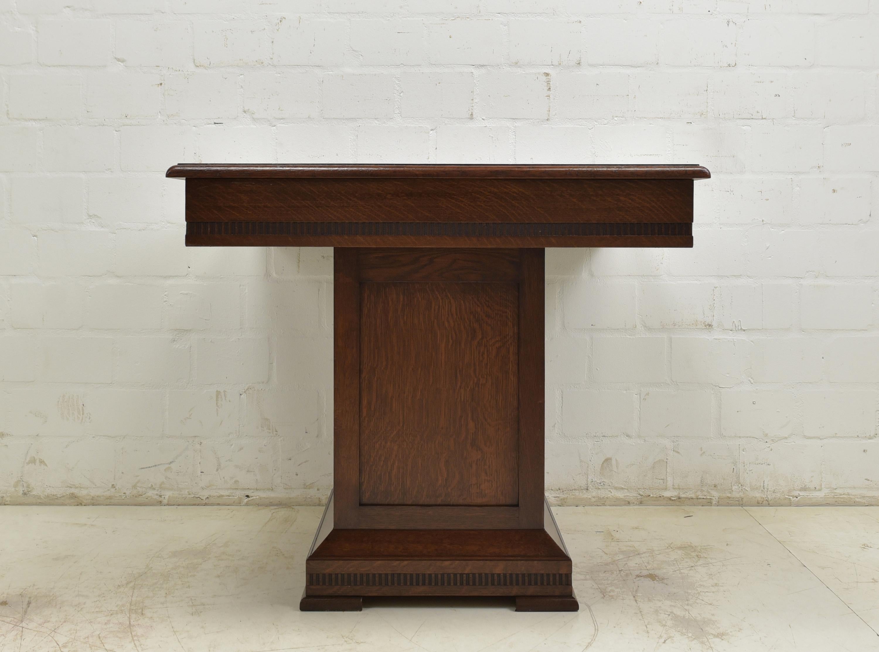 Art Deco Small Dining Table / Angular Table in Solid Oak, 1925 For Sale 2
