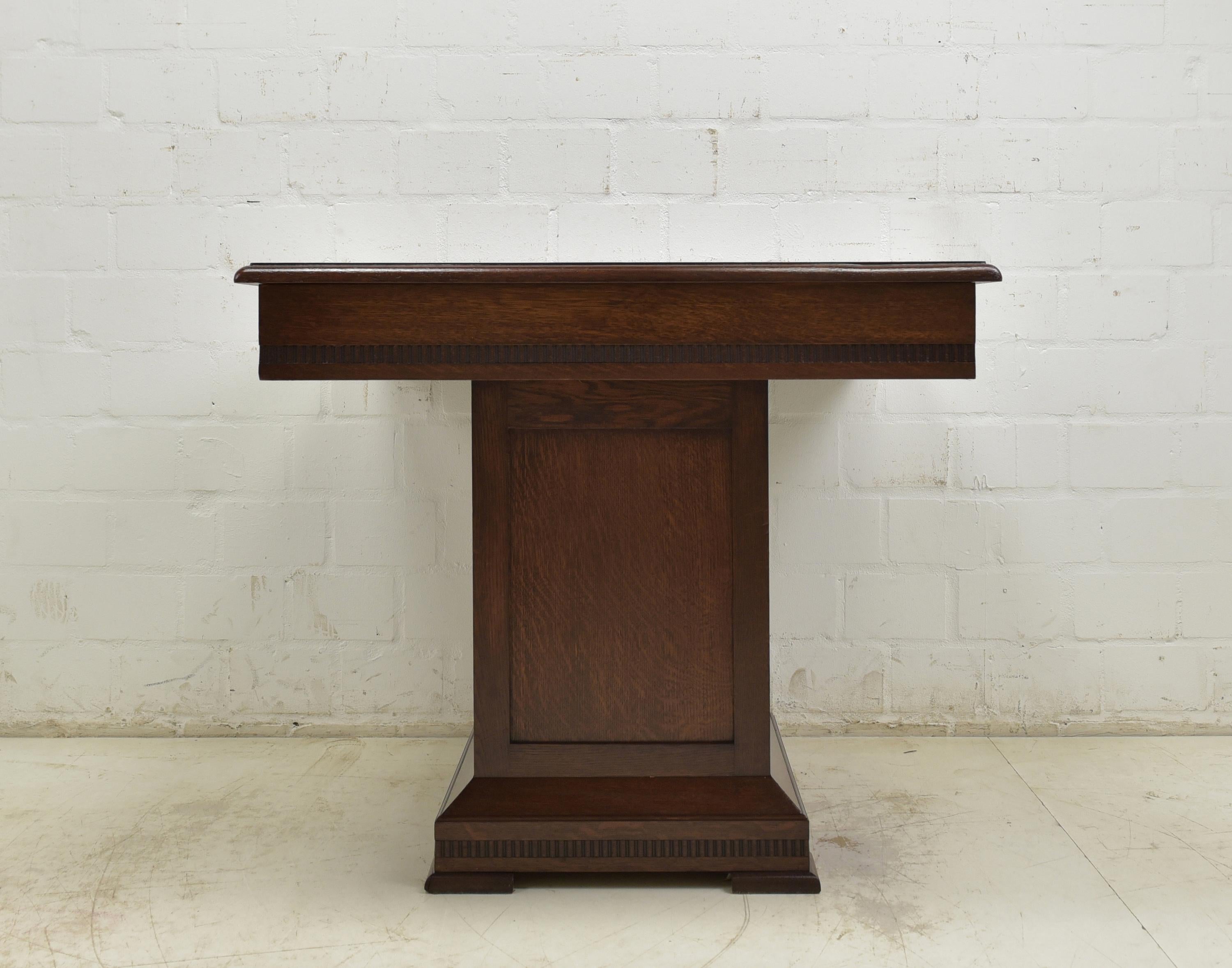Art Deco Small Dining Table / Angular Table in Solid Oak, 1925 For Sale 4