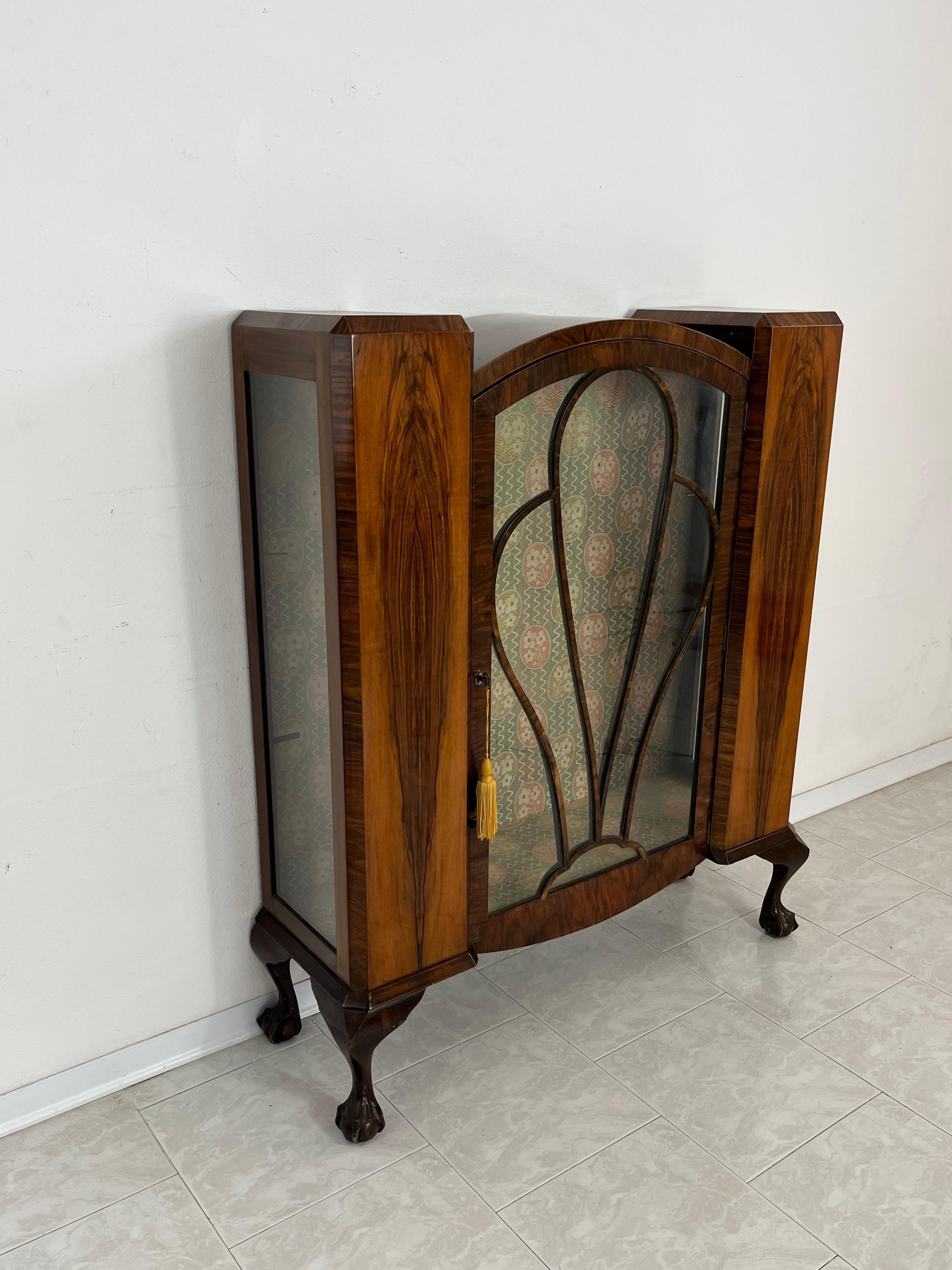 Petite vitrine anglaise Art Déco James Woodhouse & Son, années 1930
Fabriqué en noyer plaqué.
Intact et en bon état.
Marque d'usine.
Sur l'internet, j'ai trouvé un dépliant publicitaire de ces années-là.