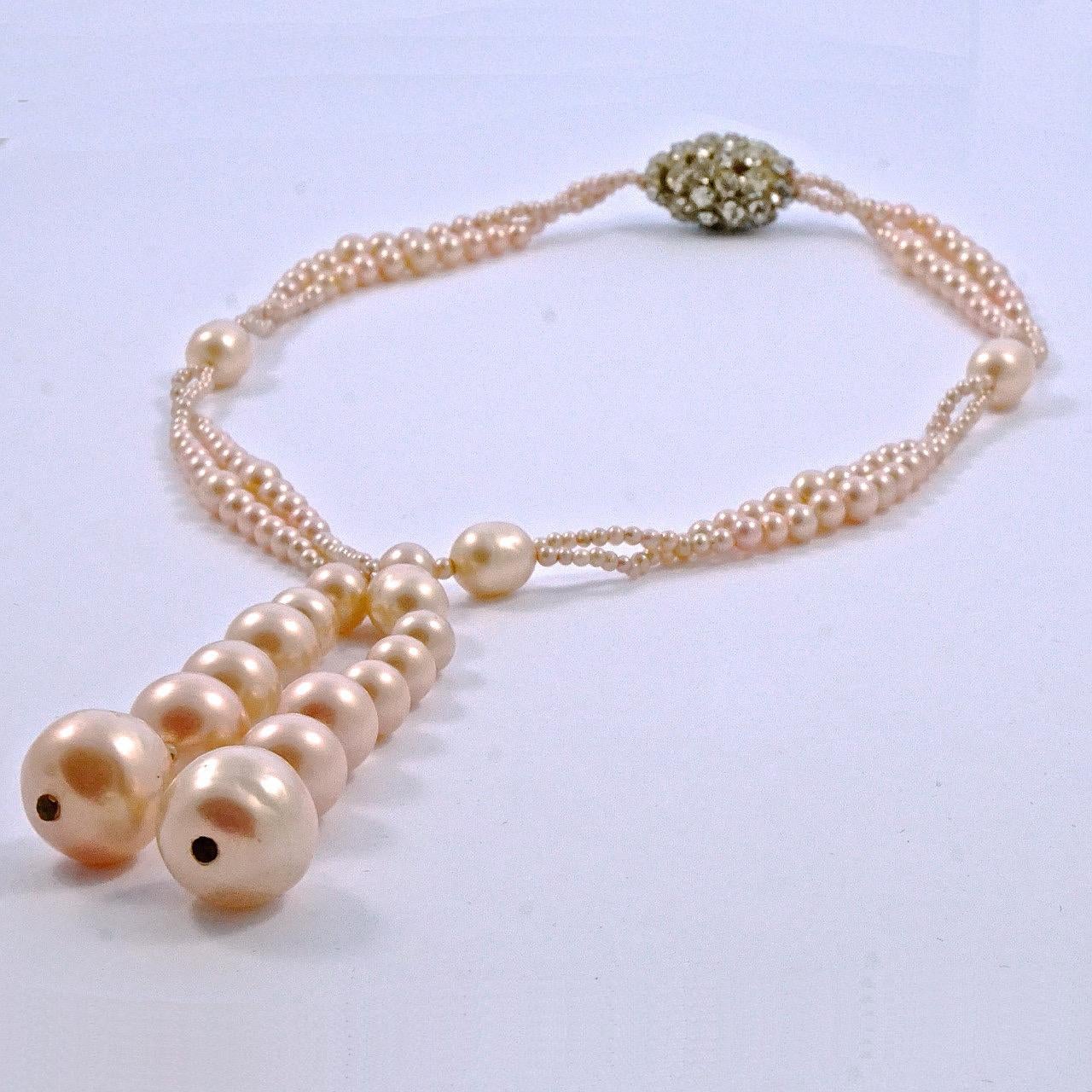 Art Deco Small Pale Pink Faux Pearl and Rhinestone Sautoir Necklace In Good Condition For Sale In London, GB