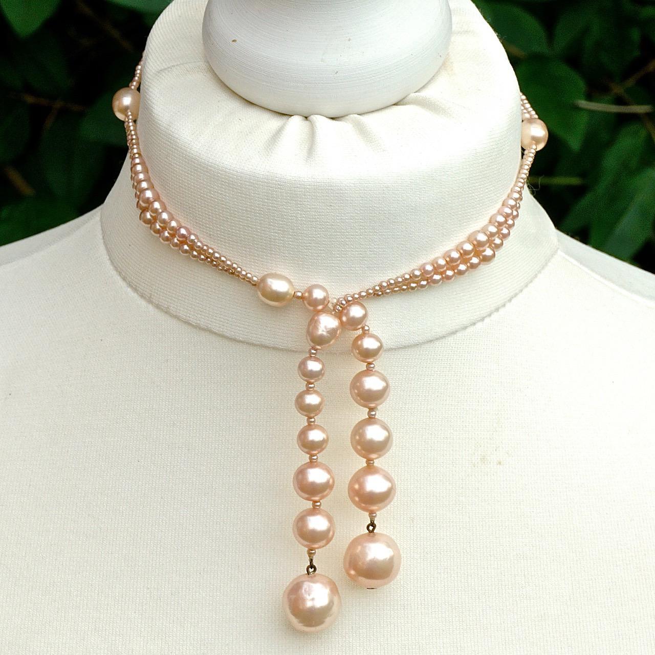 Collana Sautoir Art Déco piccola, rosa pallido, con perle finte e strass in vendita 2