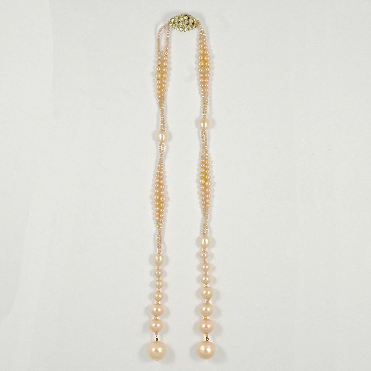Art Deco Sautoir-Halskette aus blassrosa Kunstperlen und Strasssteinen im Angebot 1