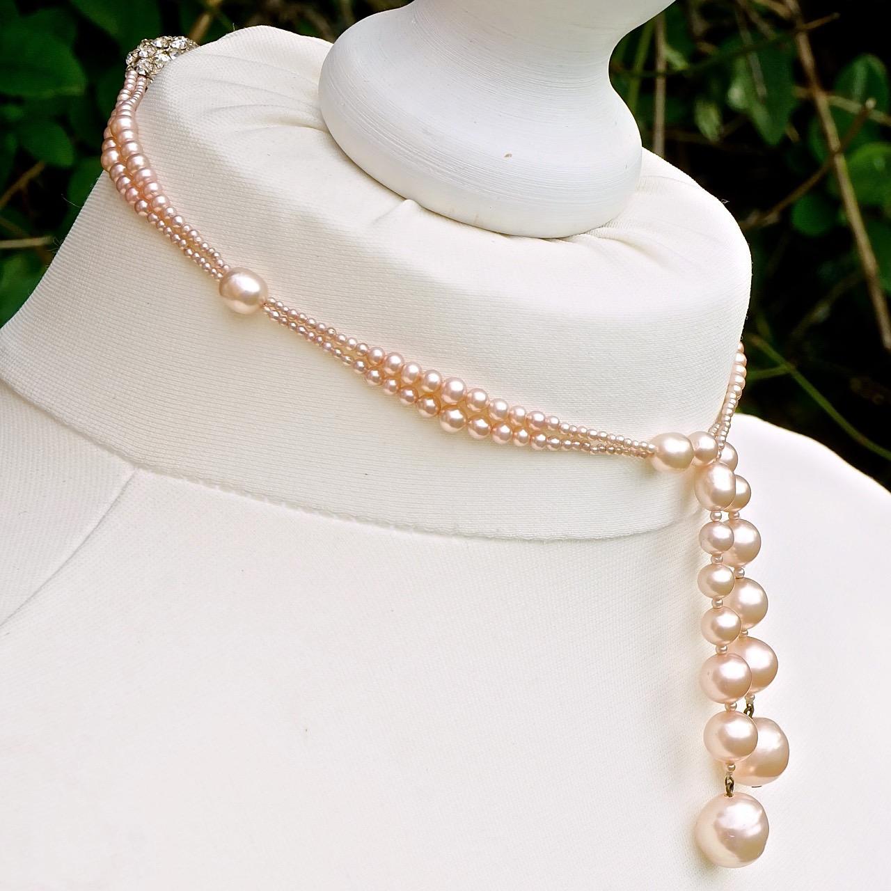 Art Deco Small Pale Pink Faux Pearl and Rhinestone Sautoir Necklace For Sale 2