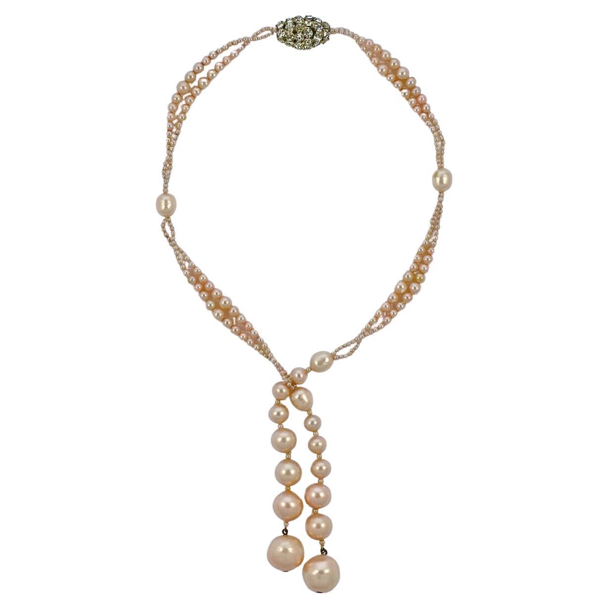 Petit collier sautoir Art Déco en fausses perles rose pâle et strass