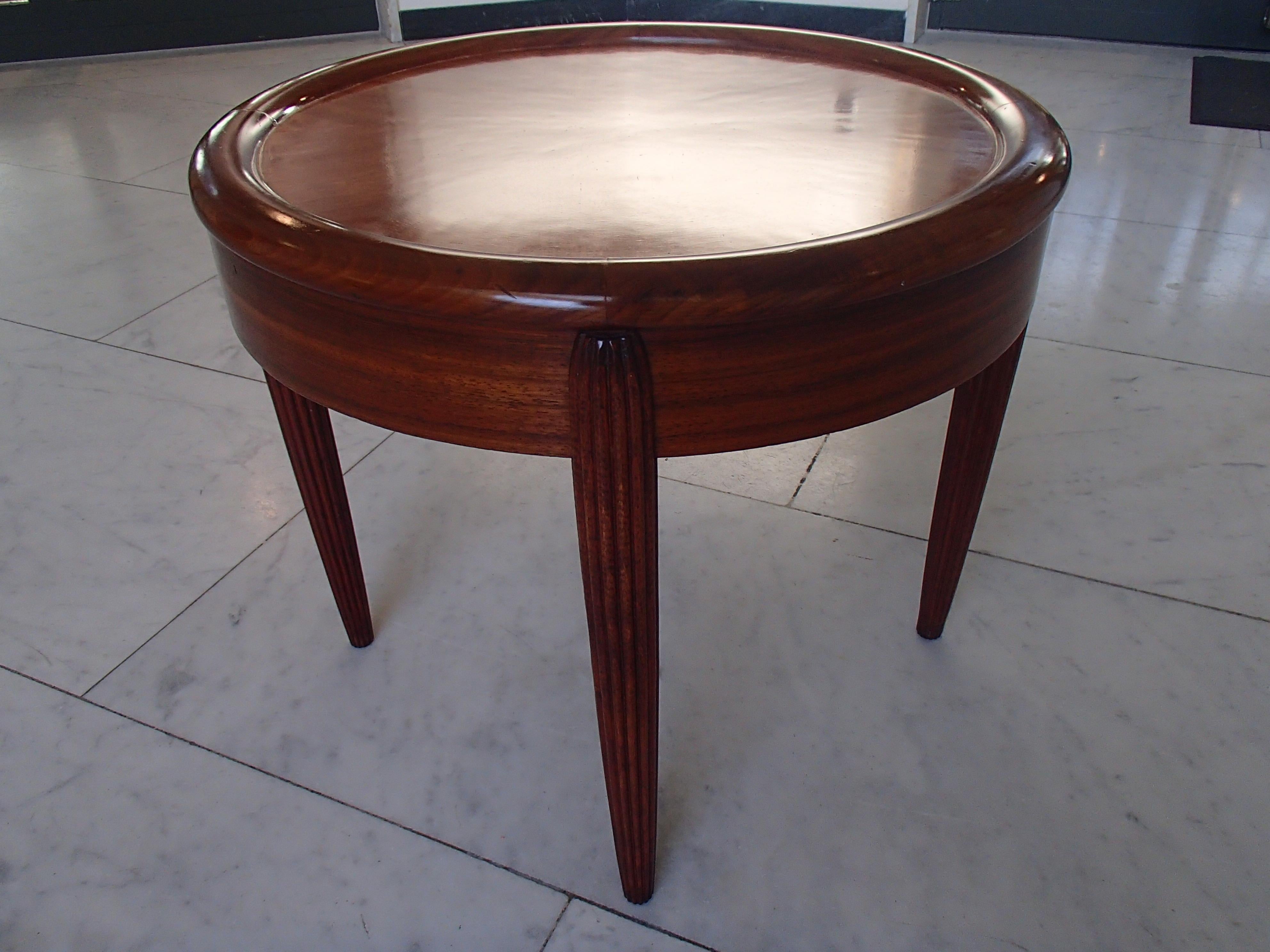 Petite table ronde Art Déco en acajou entièrement recouverte de pieds fuselés Bon état - En vente à Weiningen, CH