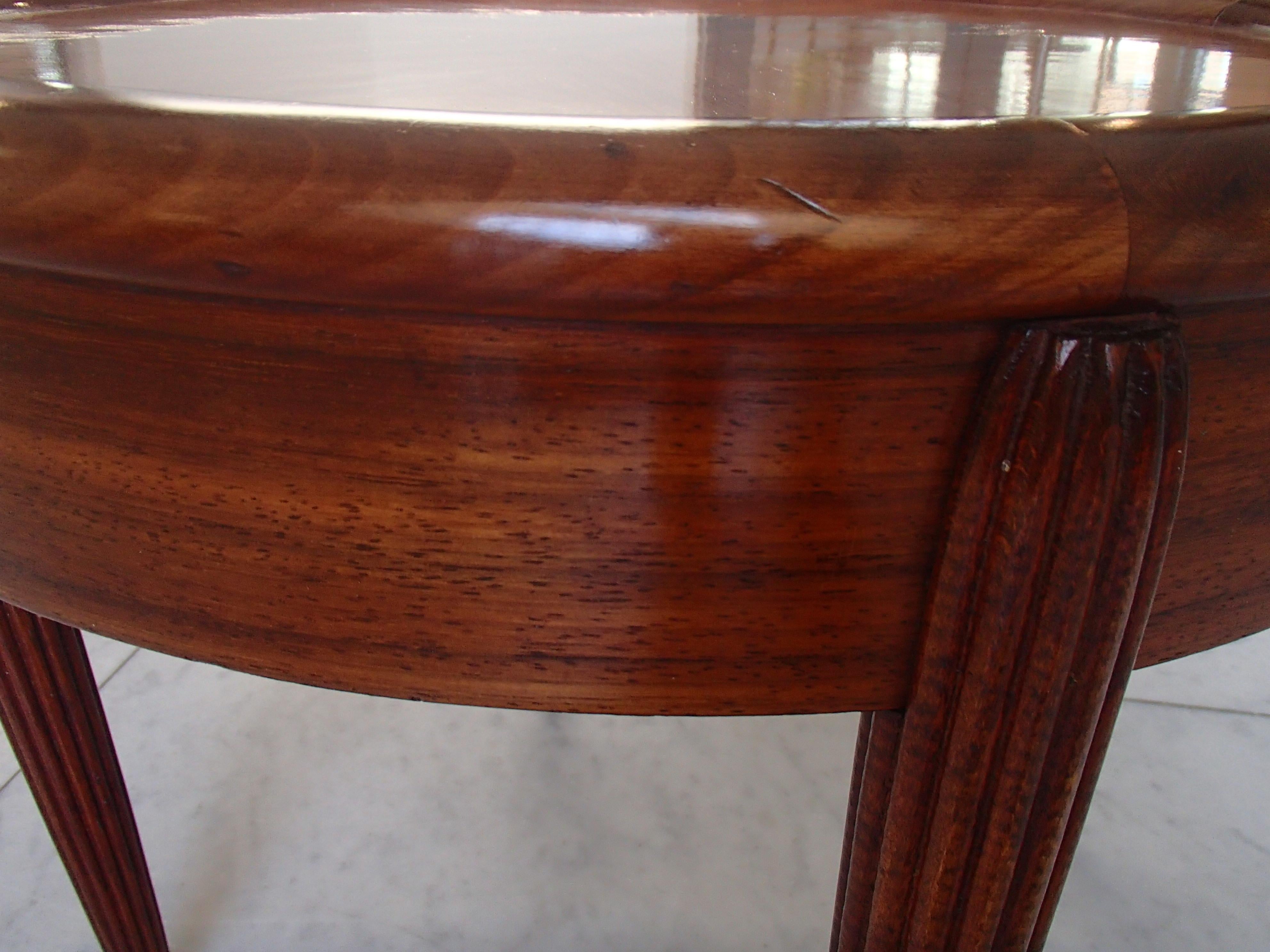 Kleiner runder Mahagoni-Tisch im Art-déco-Stil mit geschnitzten Beinen im Angebot 2