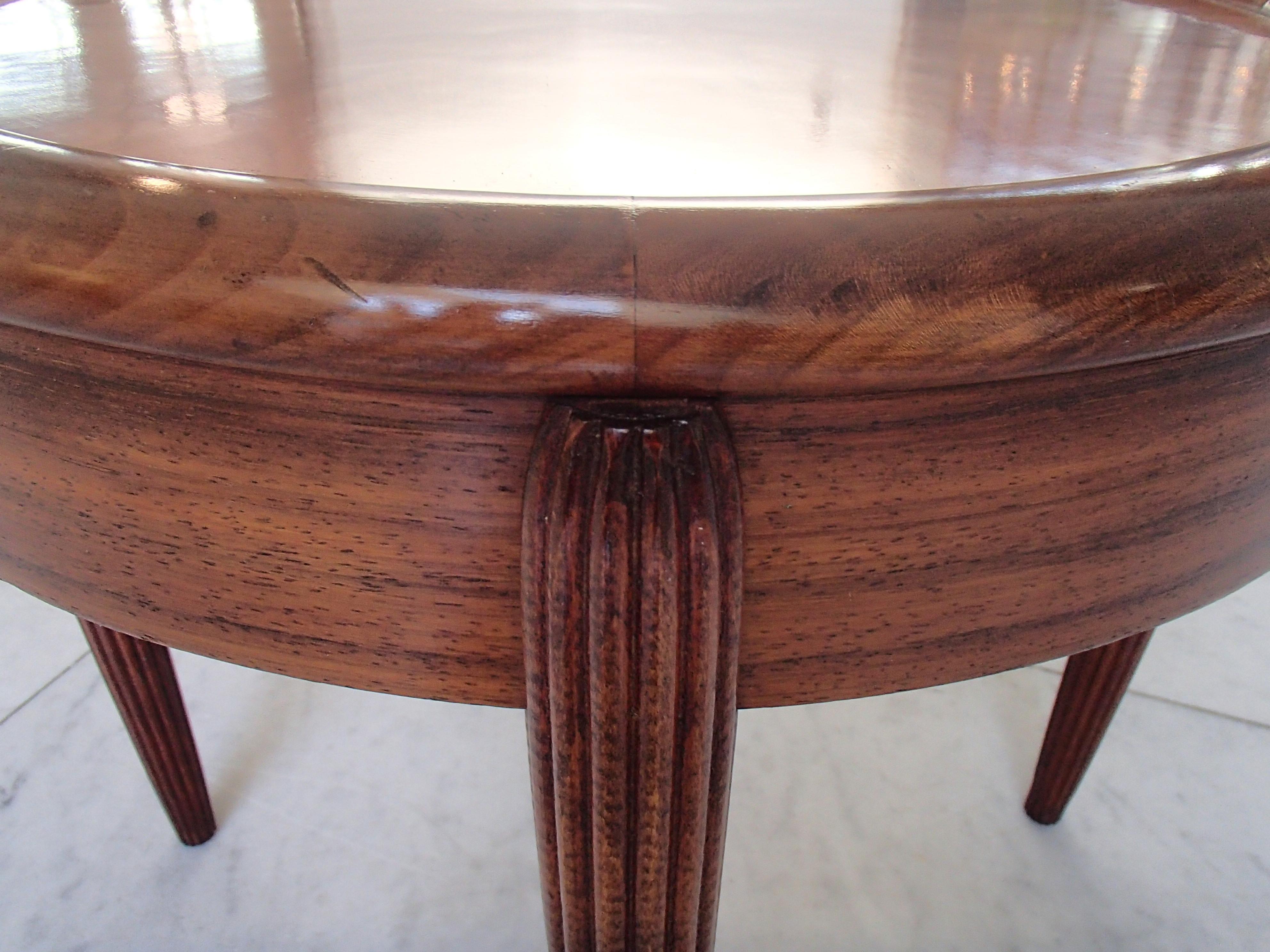 Kleiner runder Mahagoni-Tisch im Art-déco-Stil mit geschnitzten Beinen im Angebot 3