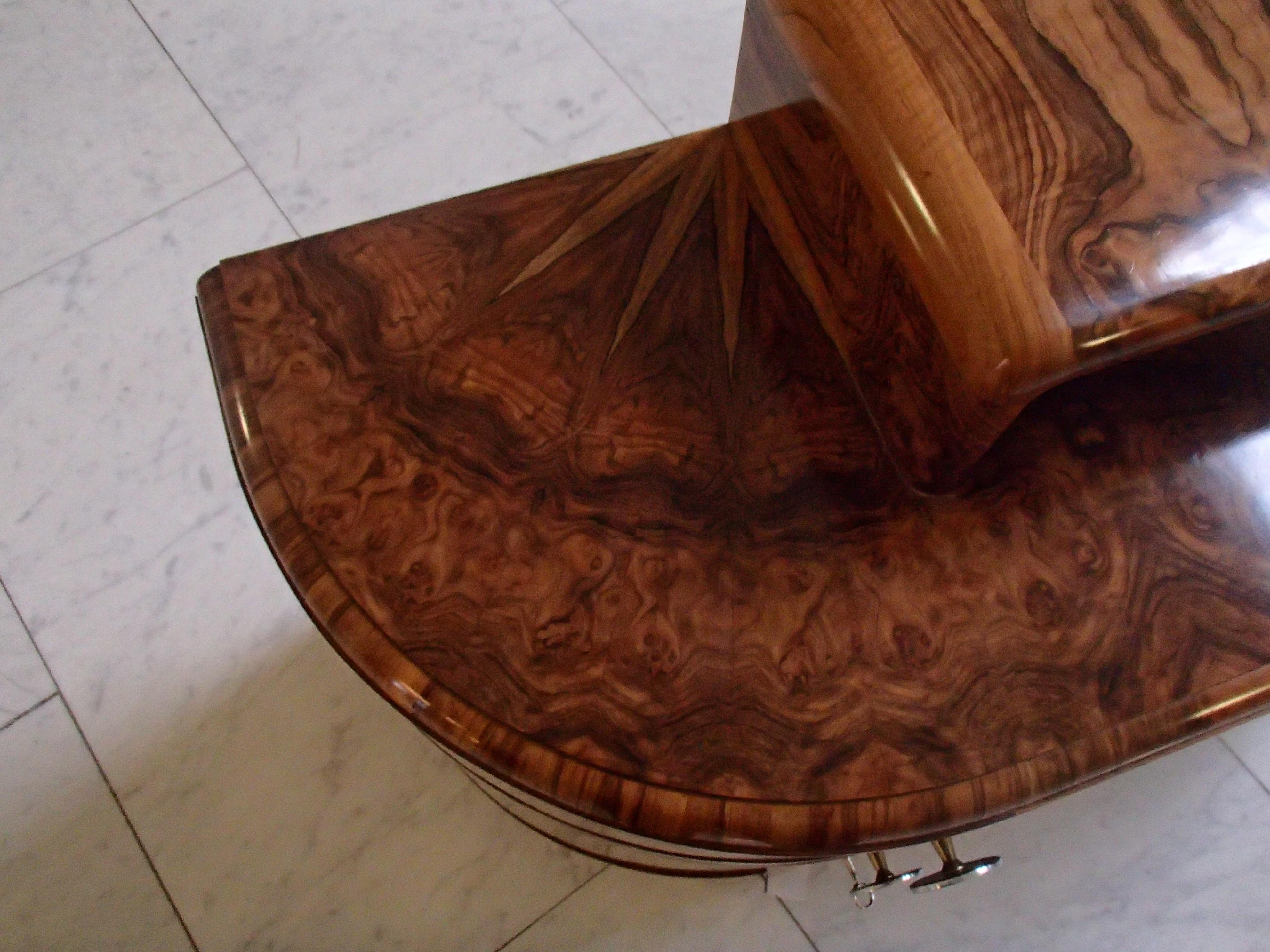 Art Deco Kleines Sideboard, Getränkeschrank oder Schrank Walnuss Roots Furnier im Zustand „Hervorragend“ im Angebot in Weiningen, CH