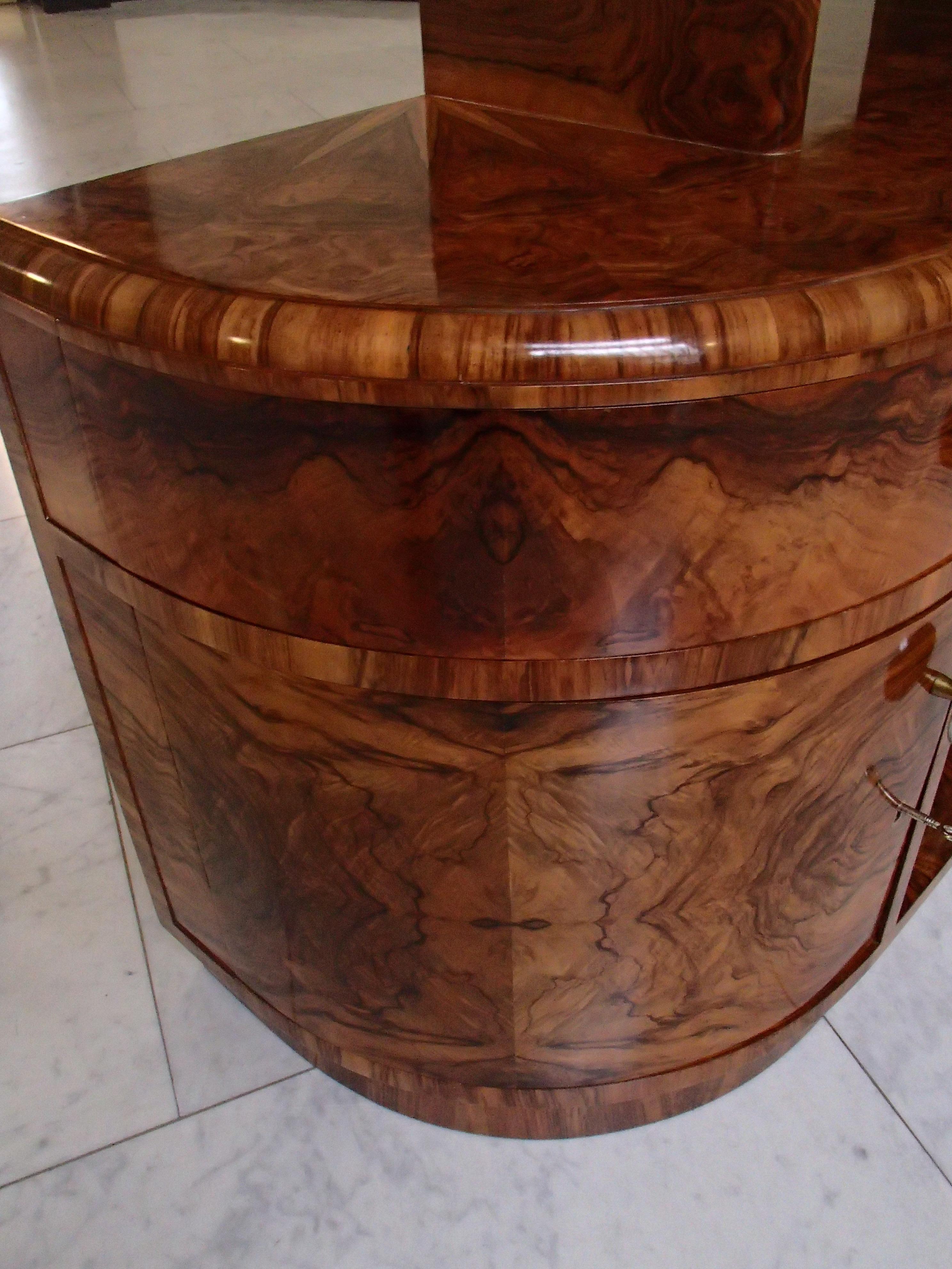 Art Deco Petit buffet, armoire à boire ou armoire Placage de racines de noyer en vente 2